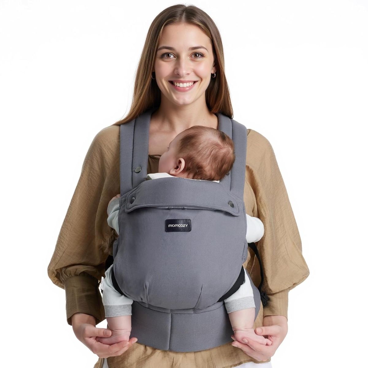 Grijze Momcozy draagzak gedragen door een vrouw die een baby vasthoudt. De baby zit in de draagzak. Het product heeft schouderbanden en een heupgordel.
