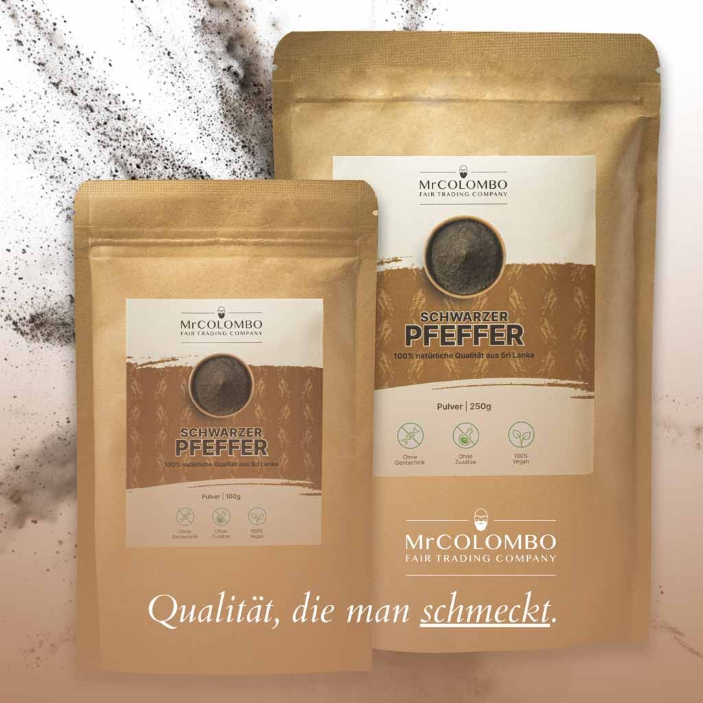 Zwei Beutel MrCOLOMBO Schwarzer Pfeffer (Pulver). Braune Verpackung mit Produktbezeichnung und Logo. Aufschrift: Qualität, die man schmeckt.