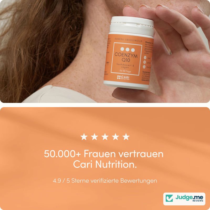 Frau hält Coenzym Q10 Dose. 50.000+ Frauen vertrauen Cari Nutrition.