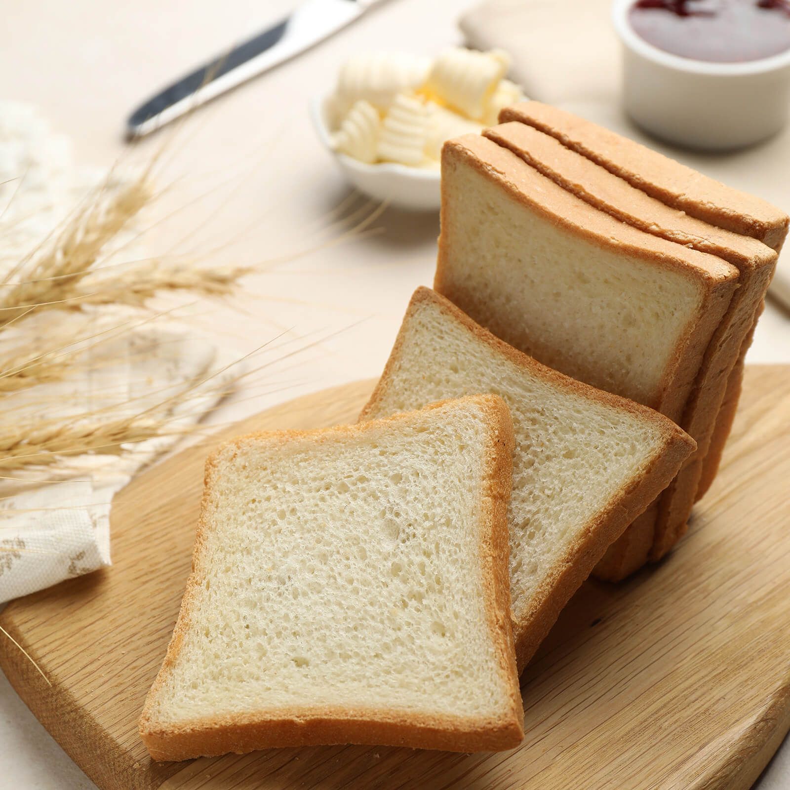 Ein Stapel Locawo High Protein & Low Carb Butter Toast Scheiben mit Butter und Marmelade.