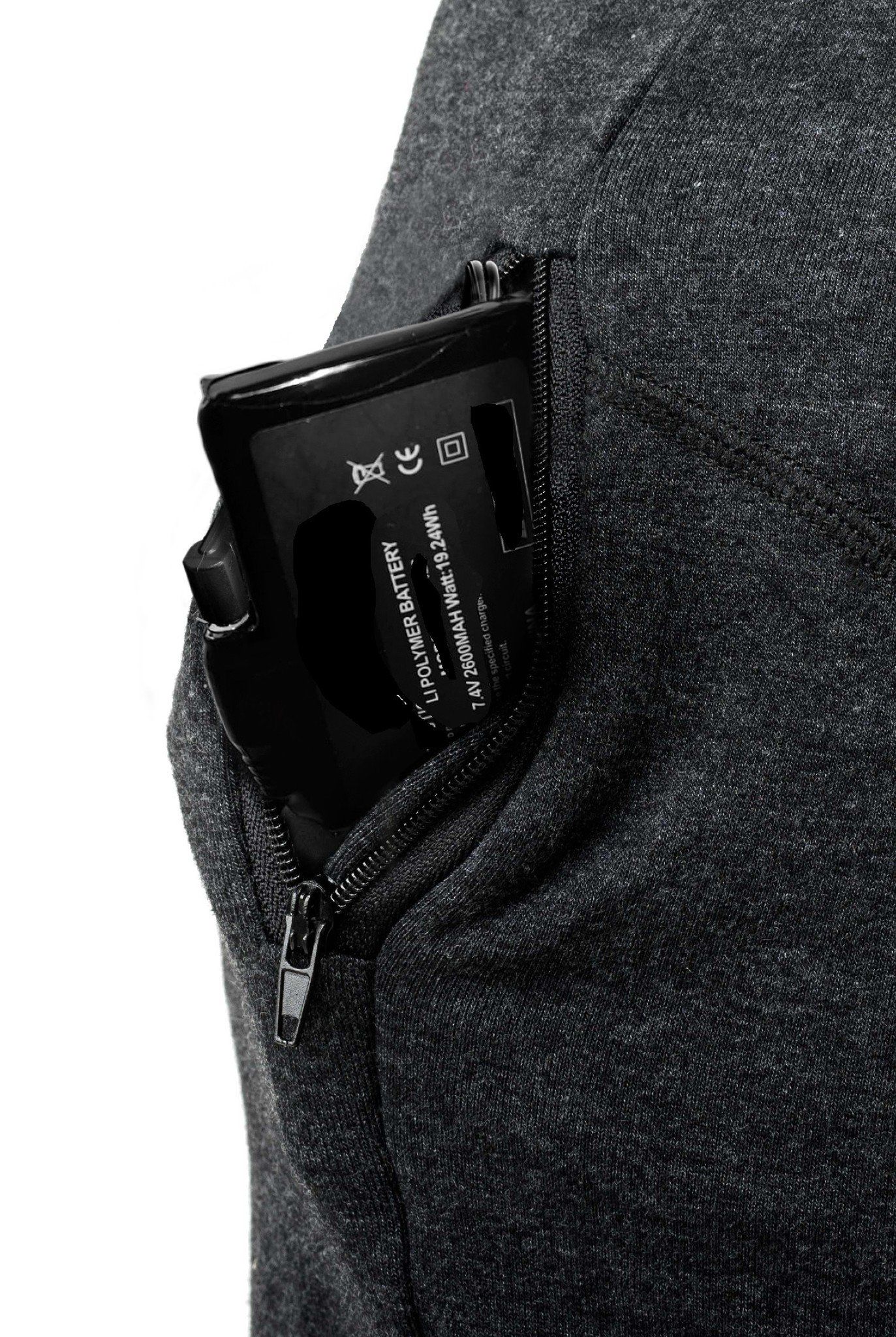 Detailansicht der Hose mit Reißverschlusstasche. Akku in der Tasche. Dunkelgrauer Stoff.