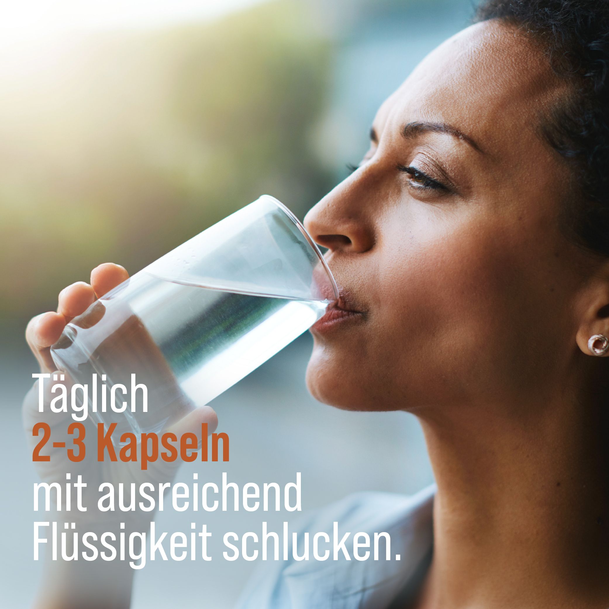 Frau trinkt Wasser. Frau trinkt aus Glas, Text über Einnahme von 2-3 Kapseln mit Flüssigkeit.
