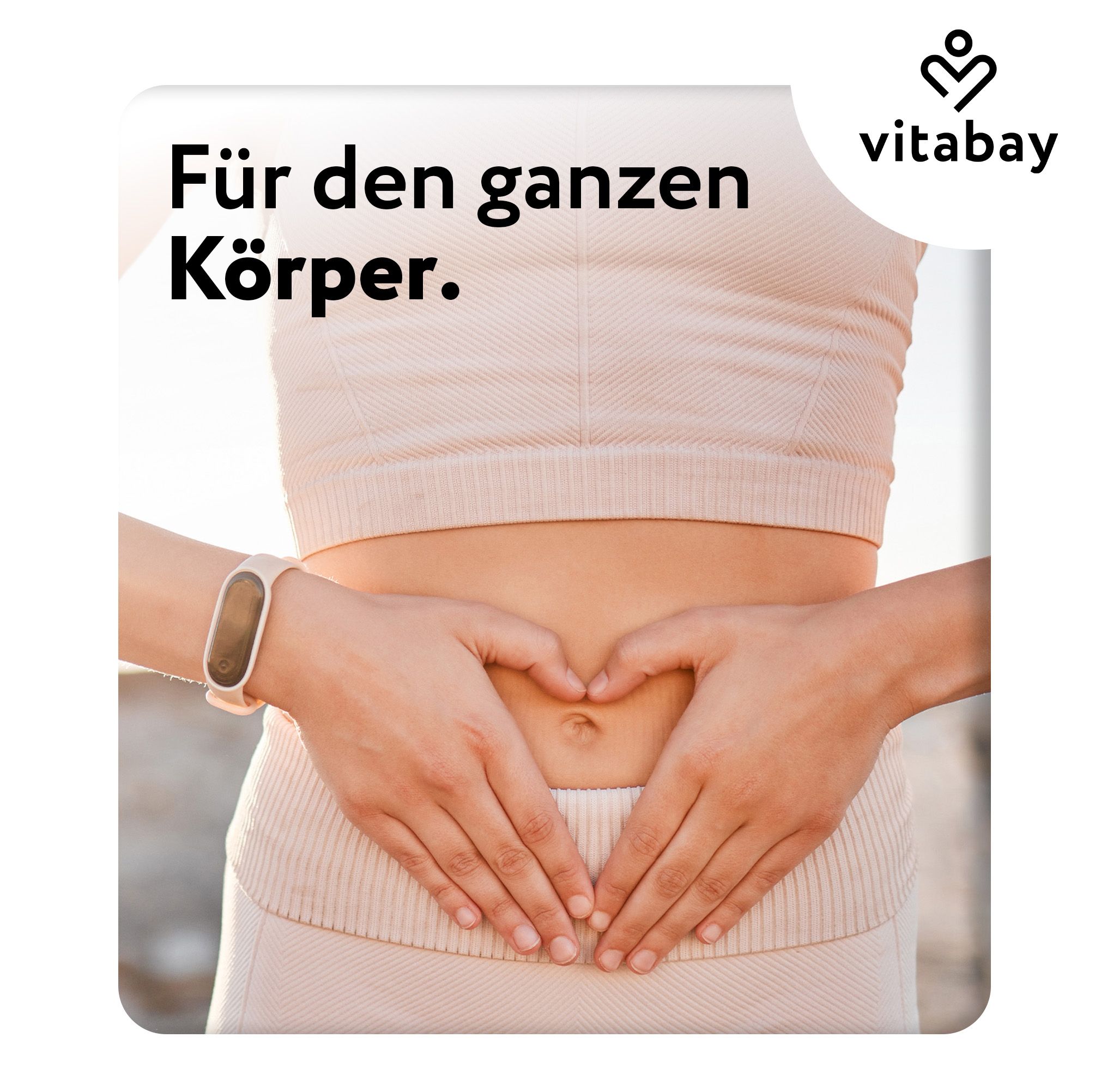 Person mit Händen in Herzform auf dem Bauch. Text: Für den ganzen Körper. Armbanduhr am Handgelenk.