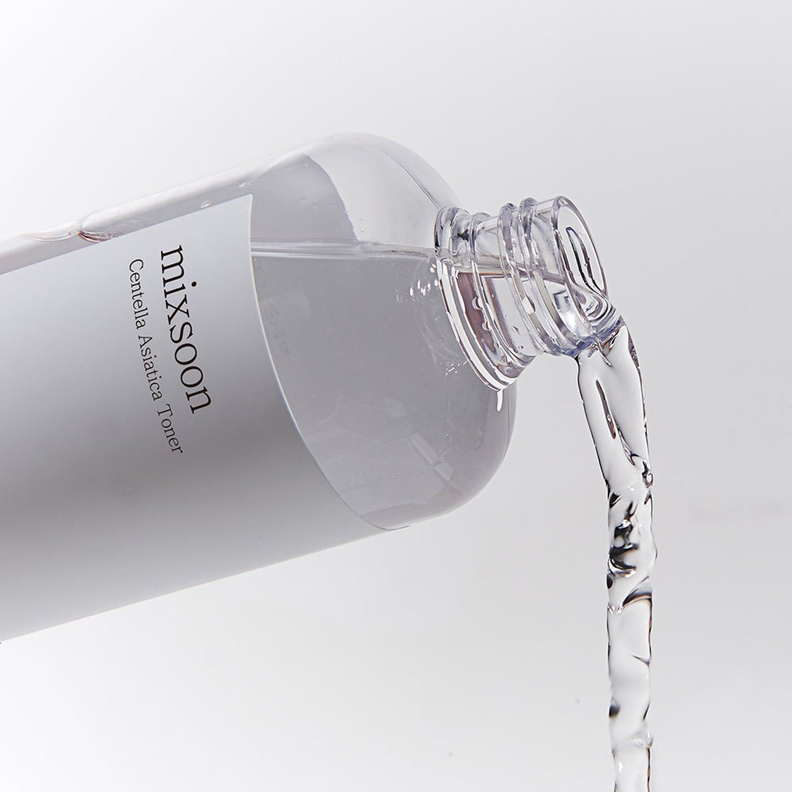 mixsoon Centella Asiatica Toner wird aus einer klaren Flasche gegossen.