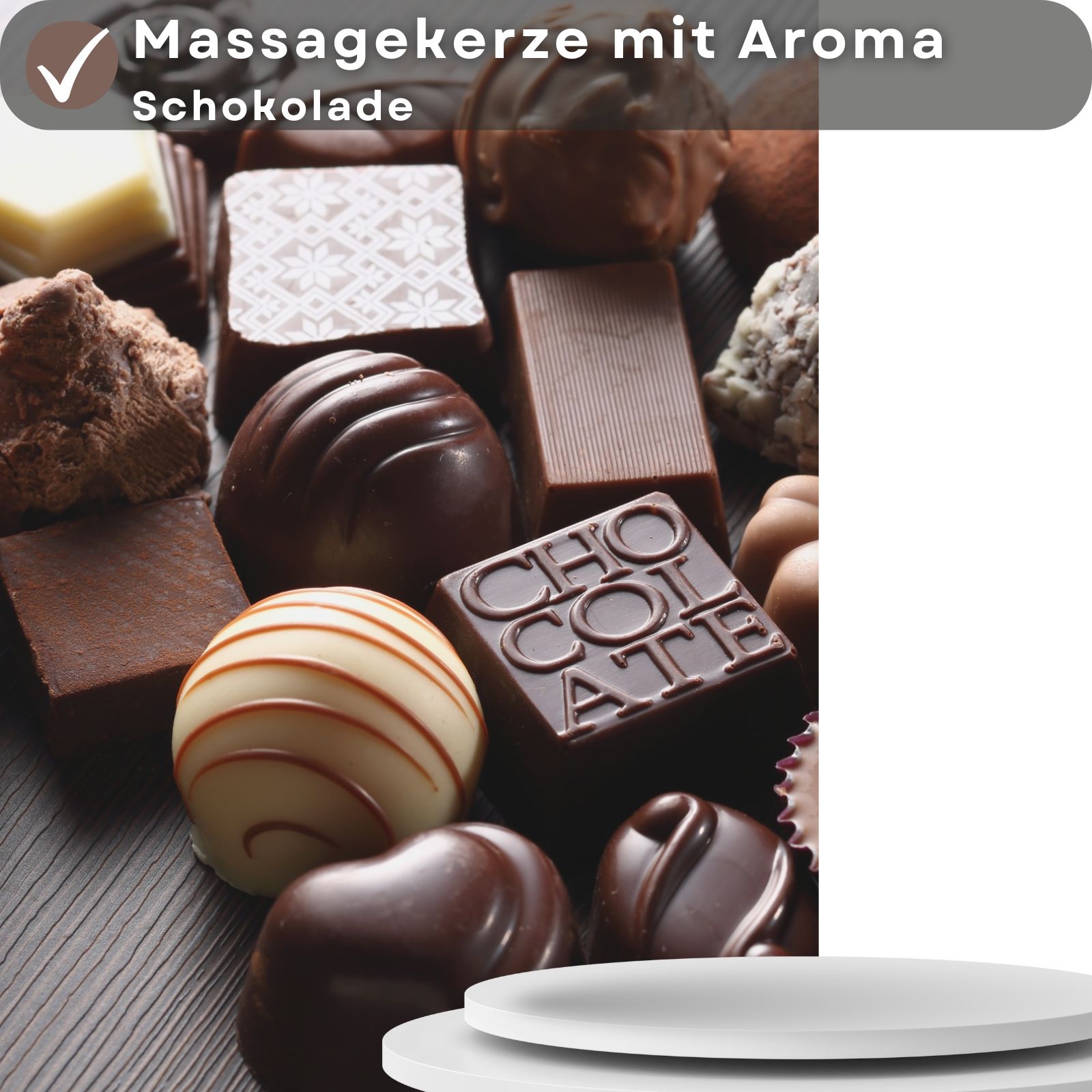 Nahaufnahme von Pralinen. Text: Massagekerze mit Aroma Schokolade.