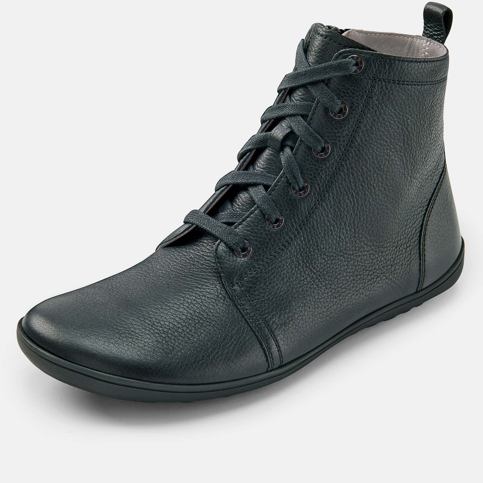 Dunkelgrüner Schnürstiefel aus Leder mit flacher Sohle und runder Spitze.