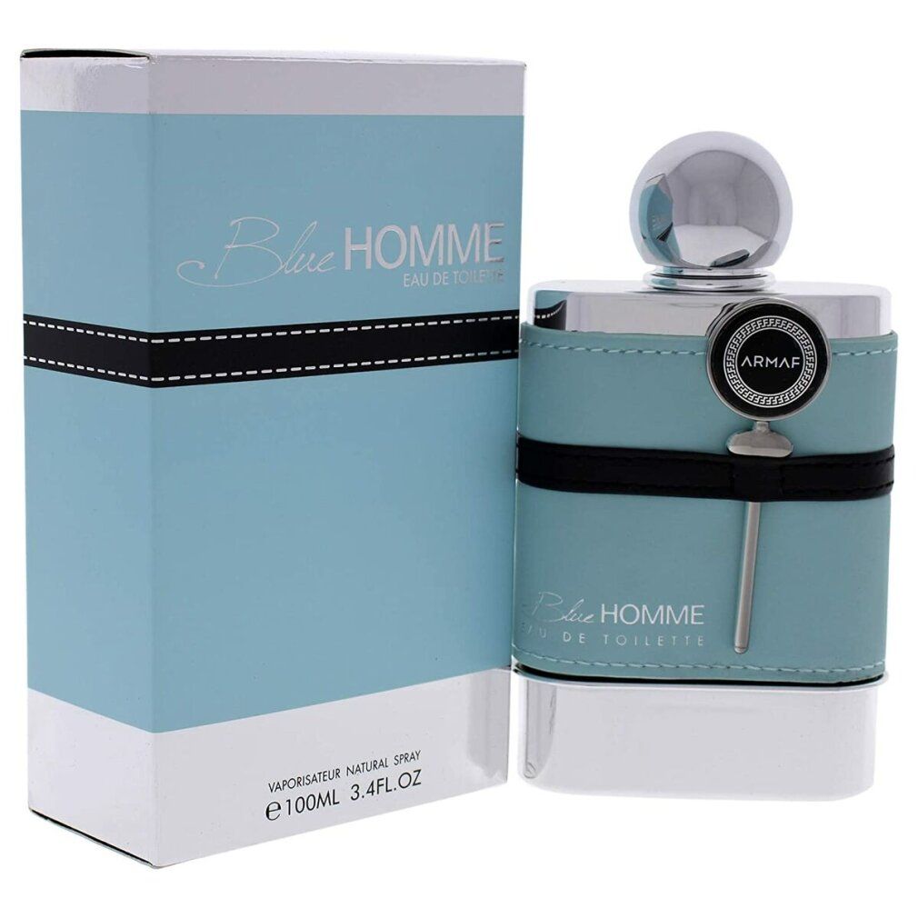 Hellblaue Flasche und Verpackung. Flasche mit silbernem Deckel, schwarzem Band und dem Schriftzug "Blue Homme".