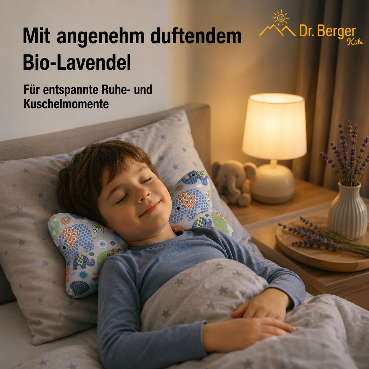 Kind schläft mit zwei knochenförmigen Kissen mit Elefantenmuster.
