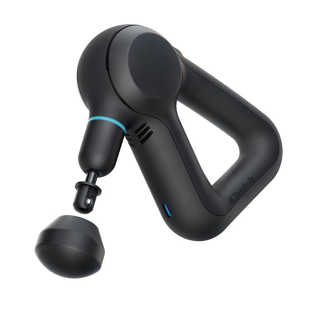 Schwarzes Massagegerät mit abgenommenem Aufsatz. Dreieckiger Griff. Blaue Akzente. Therabody-Logo.