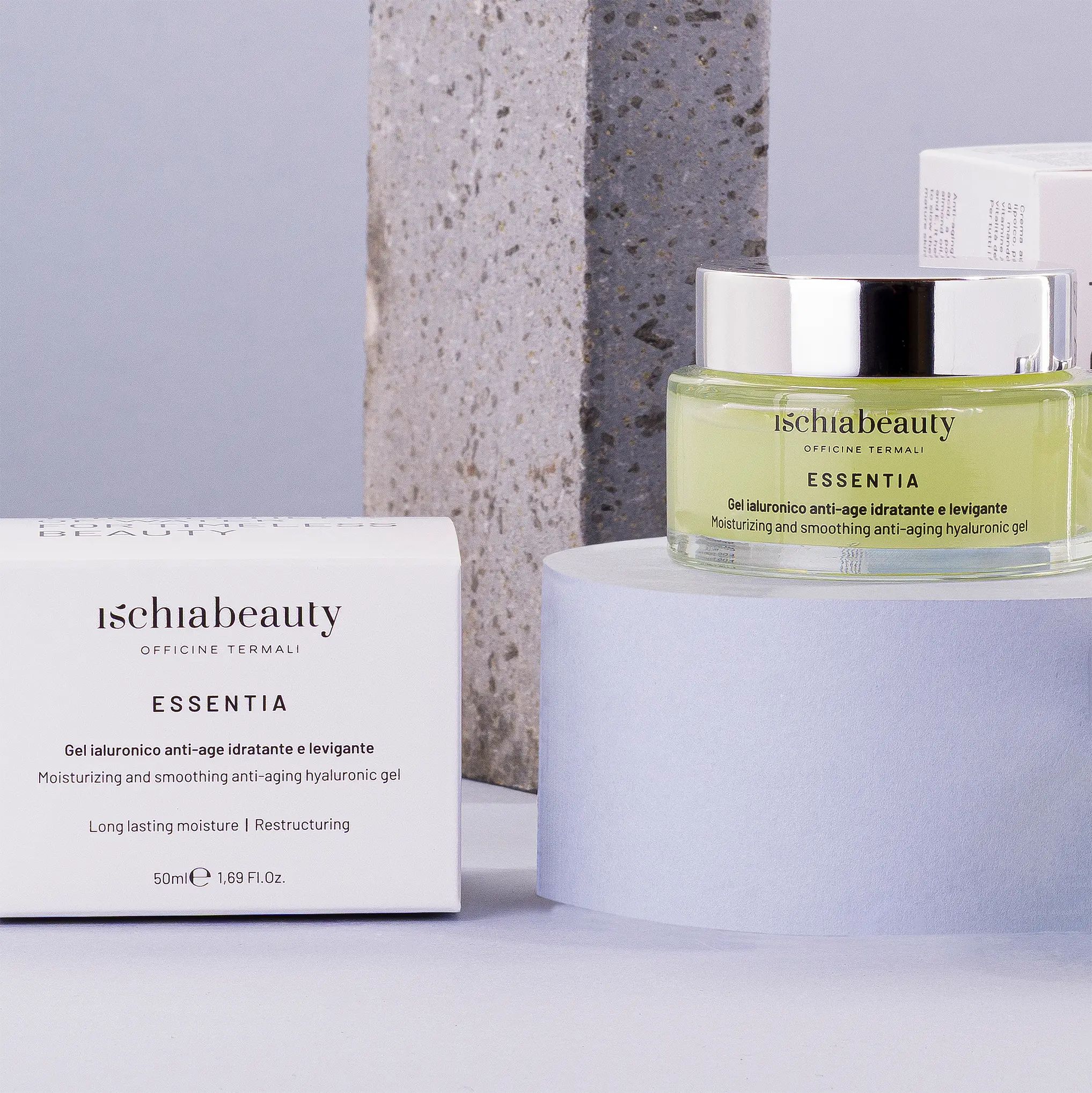 Produktverpackung und Tiegel mit grünem Gel. Text: ischiabeauty ESSENTIA.