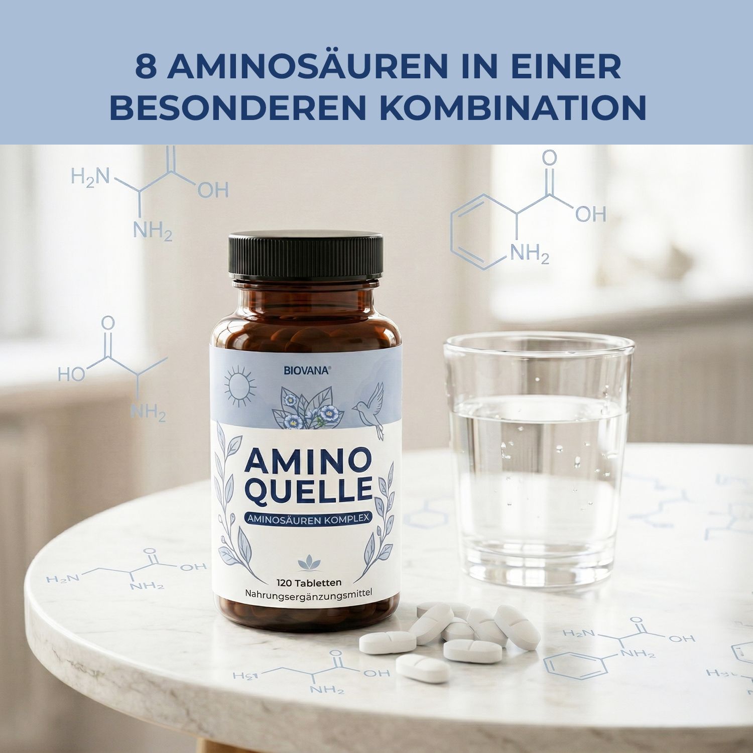 Tablettenflasche mit AMINO QUELLE, 120 Tabletten, neben Glas Wasser und Tabletten. Hintergrund: Molekülstrukturen.