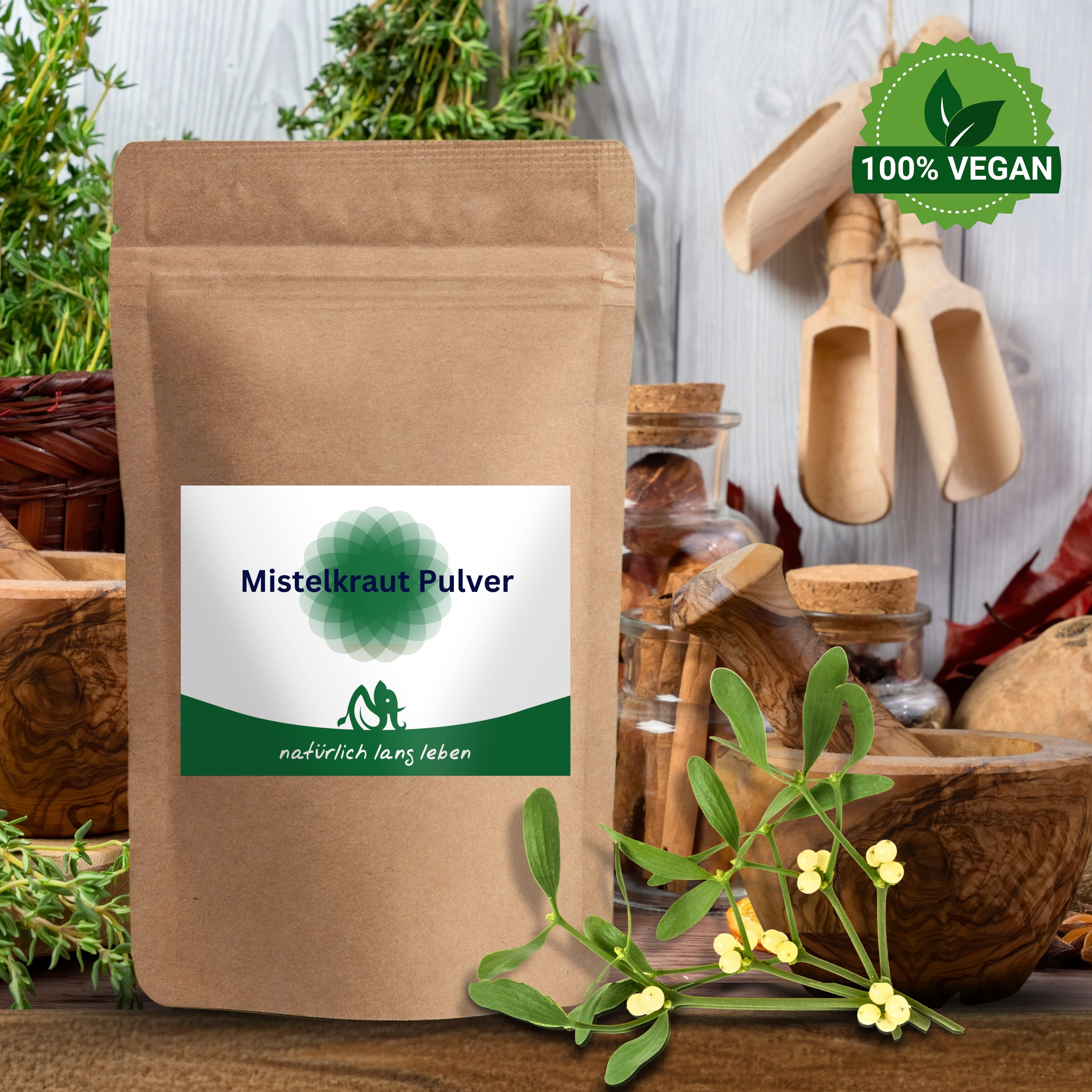 Beutel mit Etikett. Aufschrift: Mistelkraut Pulver, natürlich lang leben. Grün-weißes Logo. 100% Vegan-Siegel.