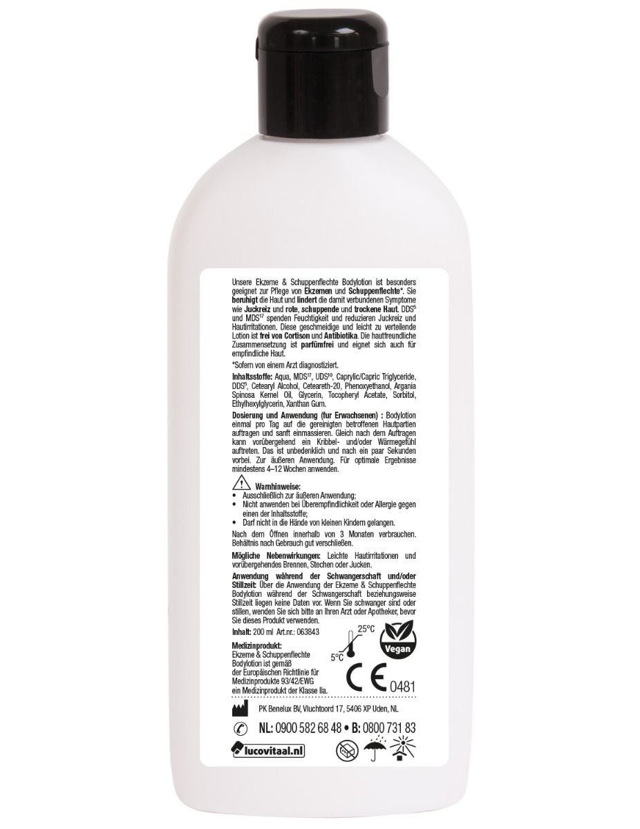 Achterkant van een witte fles met zwarte dop. Tekst met ingrediënten en gebruiksaanwijzing. Vegan keurmerk.