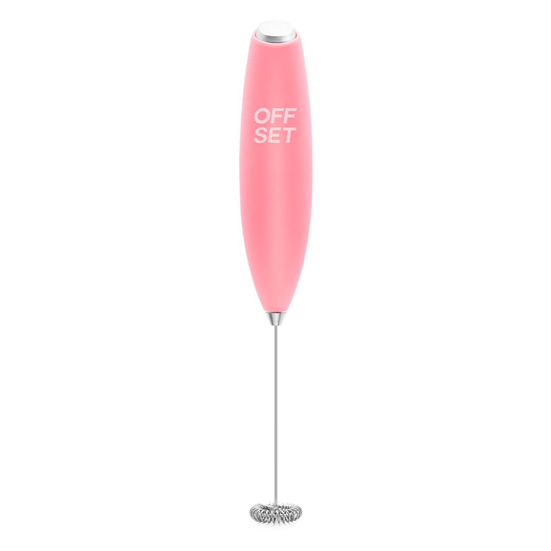 Rosa Mixer mit "OFFSET" Schriftzug. Edelstahl-Quirl. Zylindrischer Griff mit silberner Spitze und Knopf. Auf weißem Hintergrund.