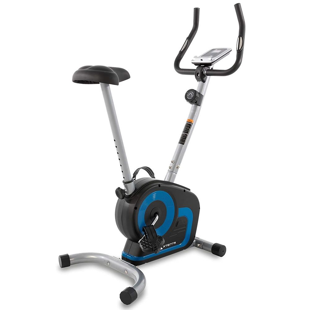 Heimtrainer mit blau-schwarzem Gehäuse, silbernen Stangen und schwarzem Sitz und Griffen. Pedale und ein Display sind ebenfalls vorhanden.
