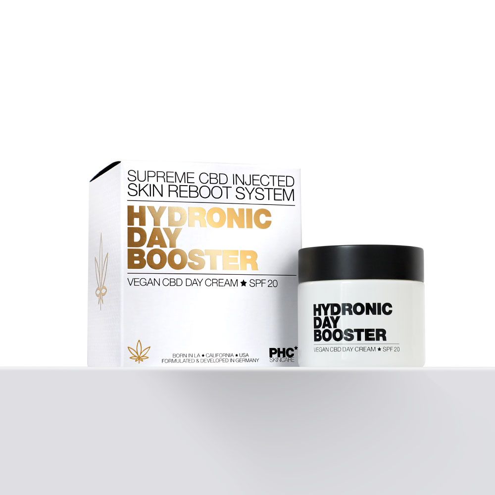 Weißer Tiegel mit schwarzem Deckel und Verpackung. Aufschrift: Hydronic Day Booster, Vegan CBD Day Cream, SPF 20. PHC.