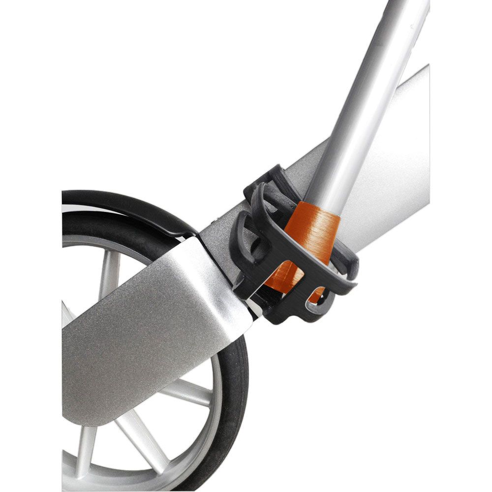 Schwarzer Stockhalter für Rollator. Teilweise Ansicht des Rades und der Halterung. Orangefarbener Akzent.