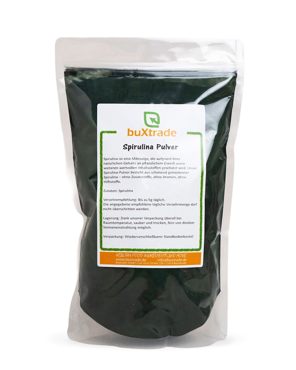 Ein Beutel mit Spirulinapulver, der auf einem weißen Hintergrund steht.
