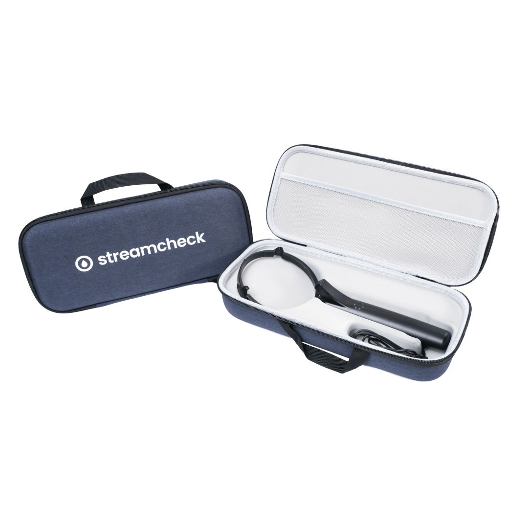 Offenes Etui mit Griff und Halterung. Auf weißem Hintergrund.