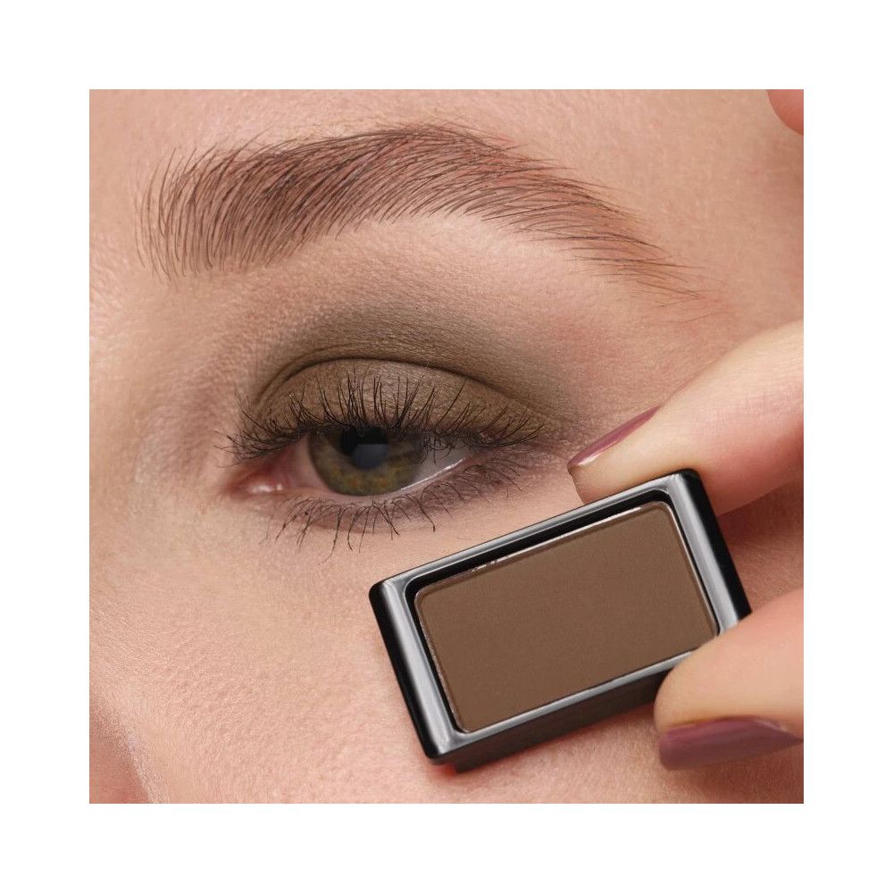 Augenlid-Lidschatten in Dunkelgrau-Mocha-Farbe. Rechteckige Form, gehalten vor einem Auge. Schwarzer Rahmen.