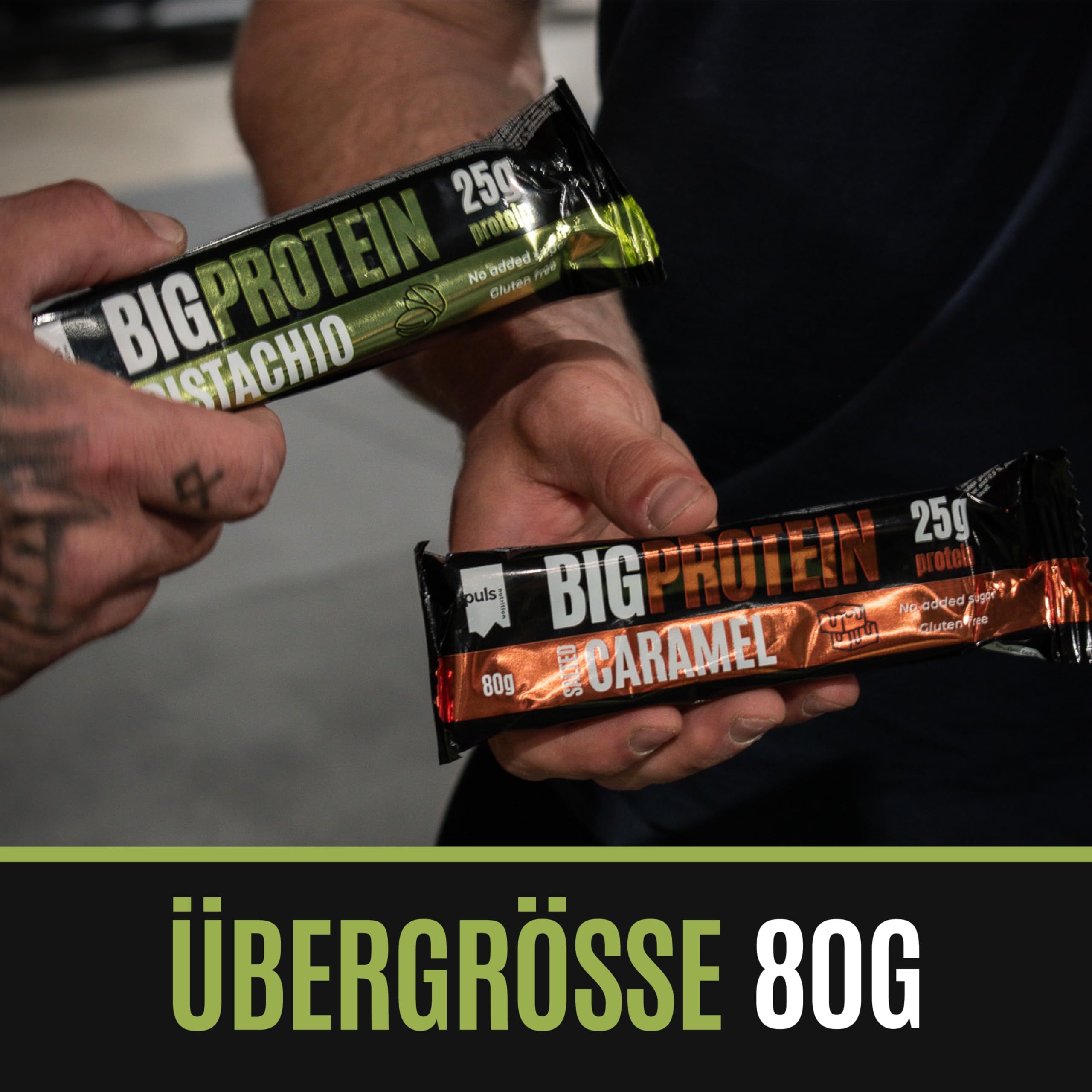 Hände halten Puls Nutrition Big Protein Riegel: Pistazie und Salted Caramel. 80g, 25g Protein.
