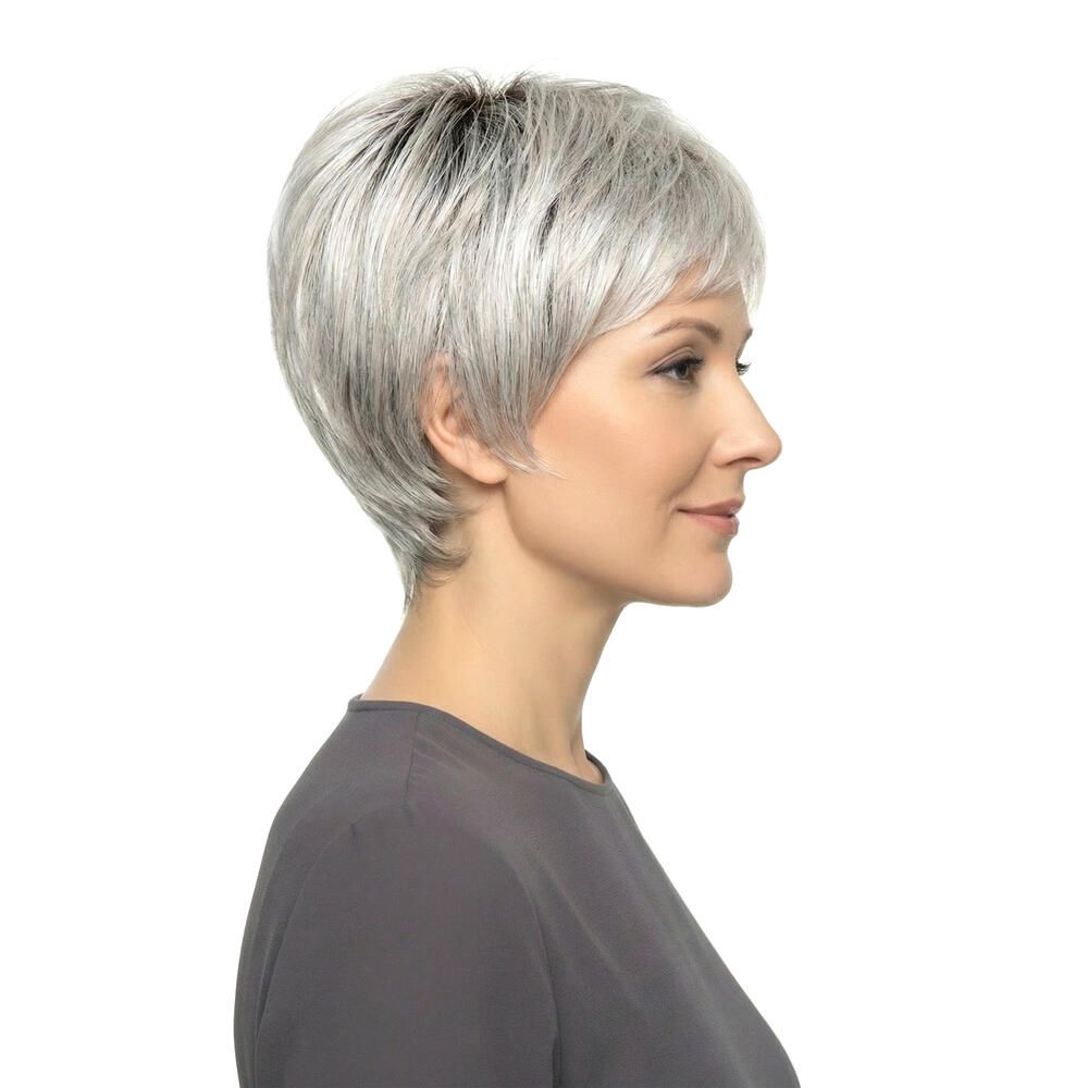 Kurzhaarperücke, grau-meliert, mit Pony. Frau trägt graues Oberteil. Blick nach rechts.