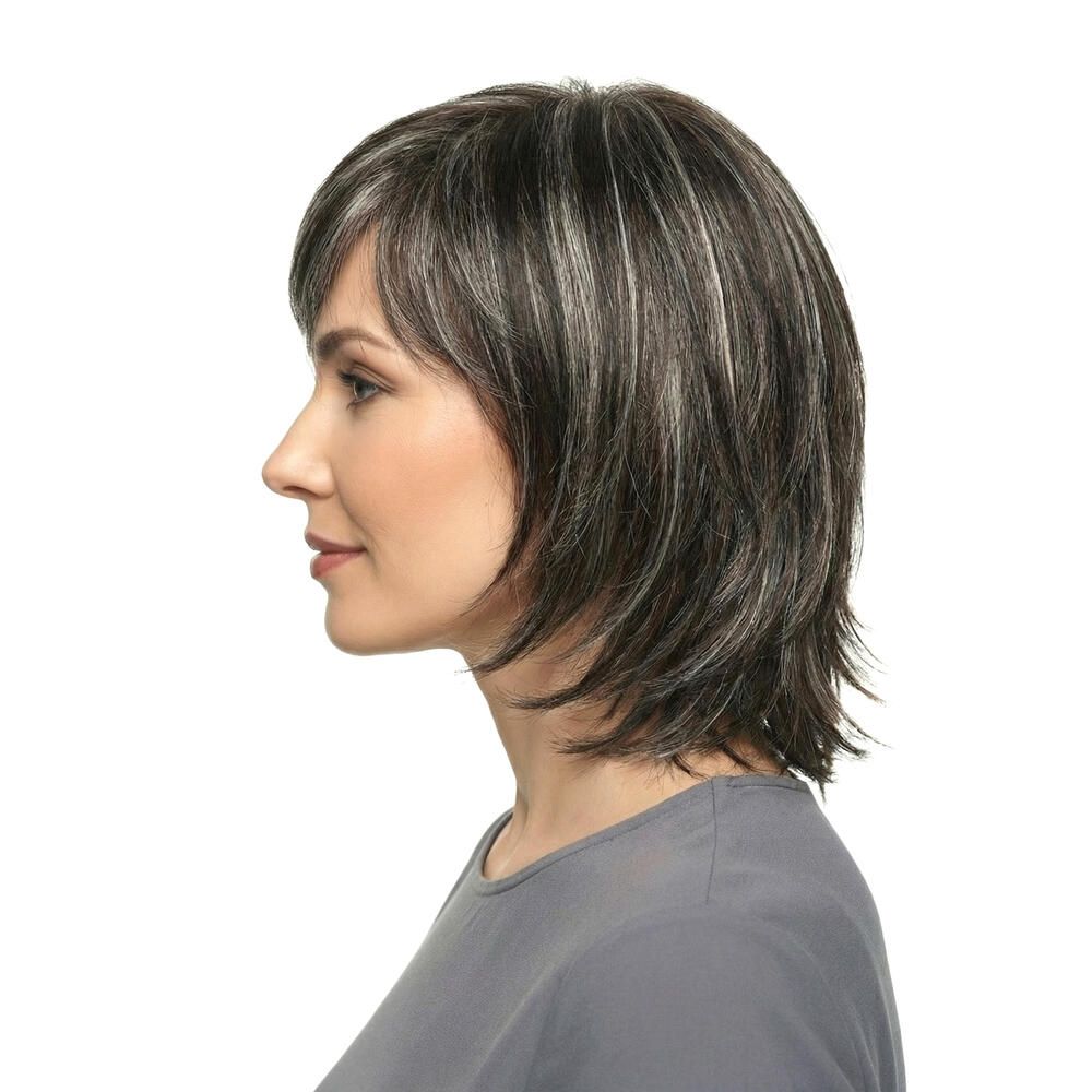 Frau mit Perücke. Dunkelbraunes Haar mit helleren Strähnen, Seitenansicht.