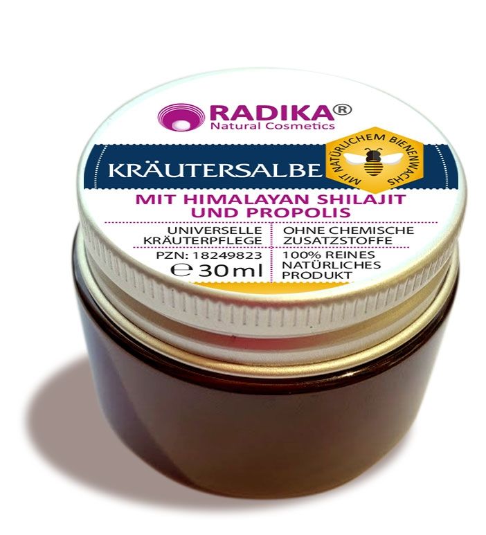 Braunes Glas mit Schraubverschluss. Deckel mit Produktbezeichnung und Logo. Text: Kräutersalbe mit Himalayan Shilajit und Propolis. 30ml.
