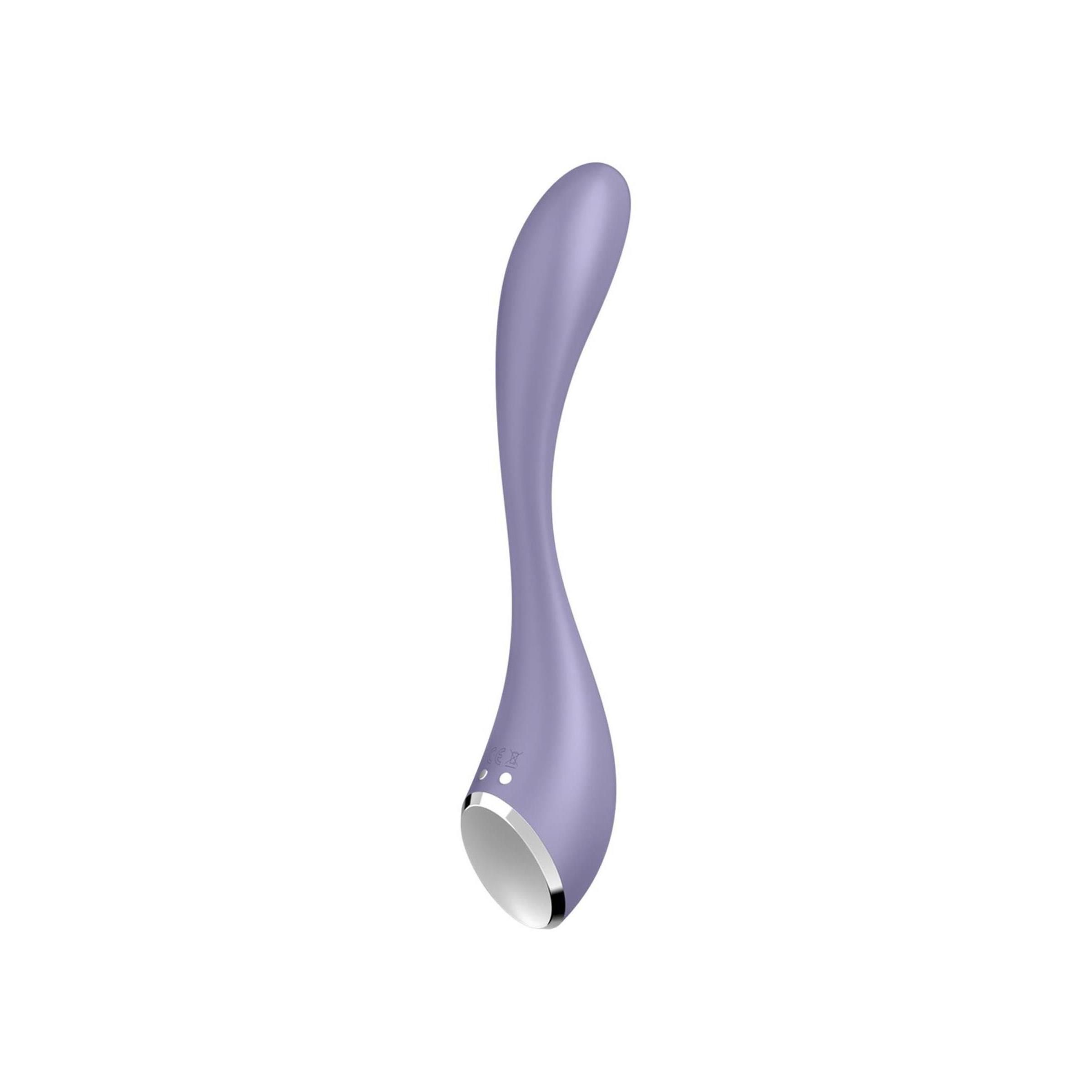Lila Vibrator mit geschwungener Form. Glatte Oberfläche. Silberfarbenes Ende. Auf weißem Hintergrund.