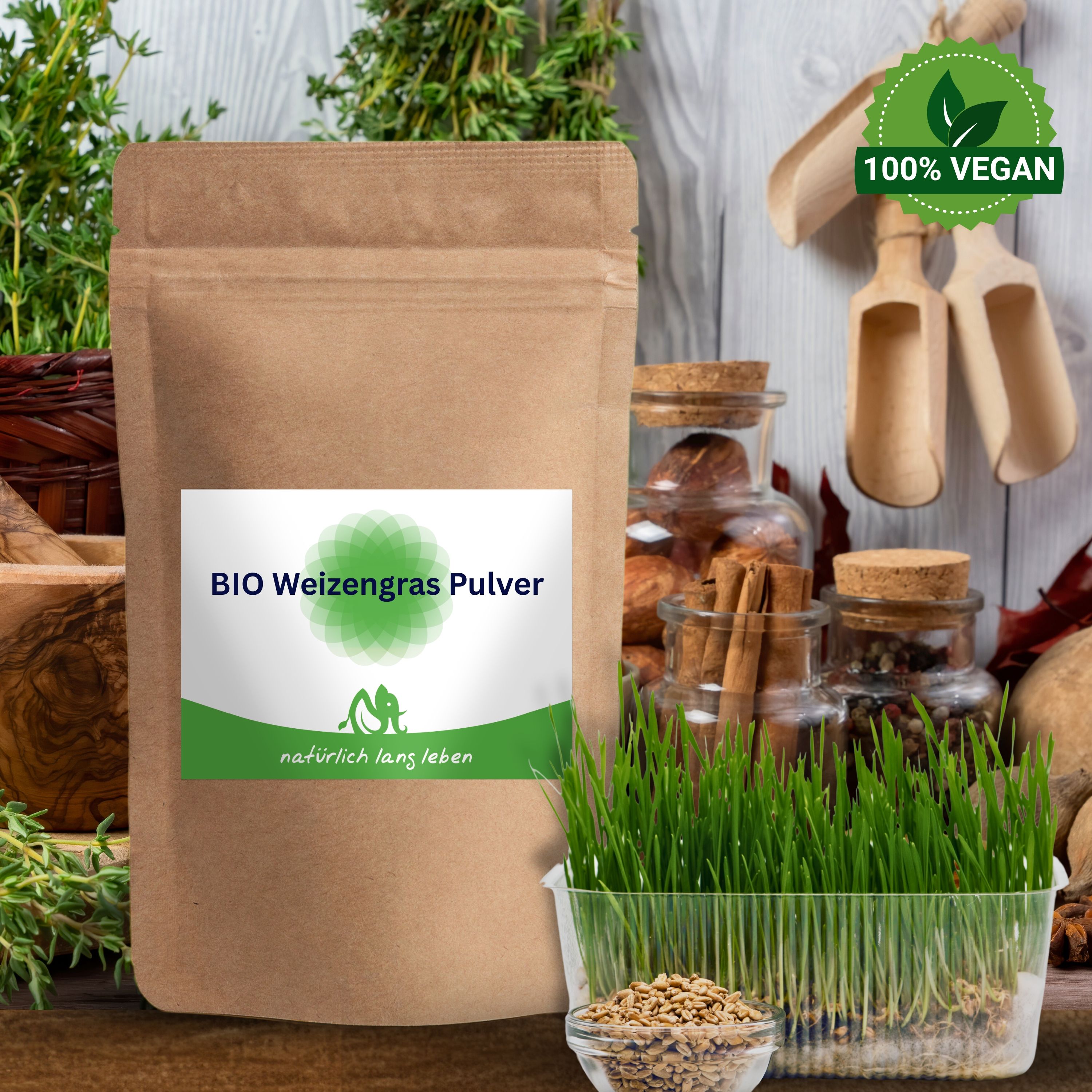 Beutel mit BIO Weizengras Pulver, neben Gläsern, Kräutern und Weizengras-Set. Vegan-Siegel.