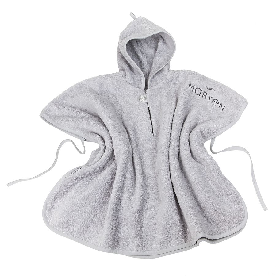 Hellgrauer Baby-Poncho mit Kapuze und Knopfverschluss. Mit Logo 'MABYEN' auf der rechten Seite. Bindebänder an den Seiten.