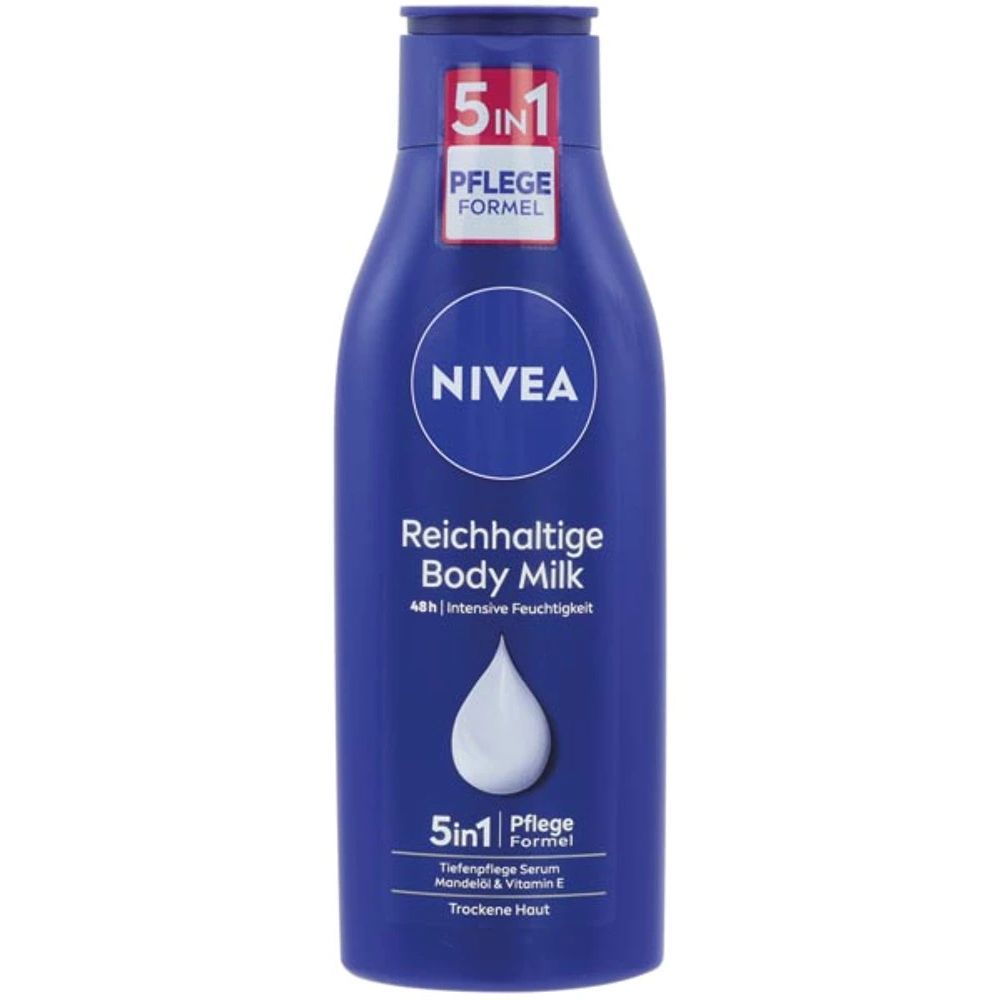 Blaue Flasche NIVEA Body Milk. Aufschrift: Reichhaltige Body Milk, 5in1 Pflege Formel. Tropfensymbol.