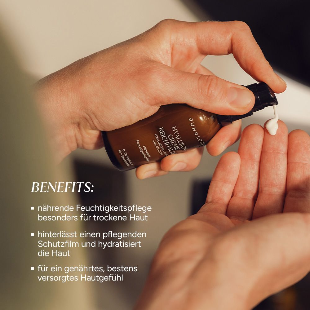 Hand hält Creme-Tube, Creme wird auf die Handfläche gegeben. Text: Hyaluron Creme Reichhaltig.