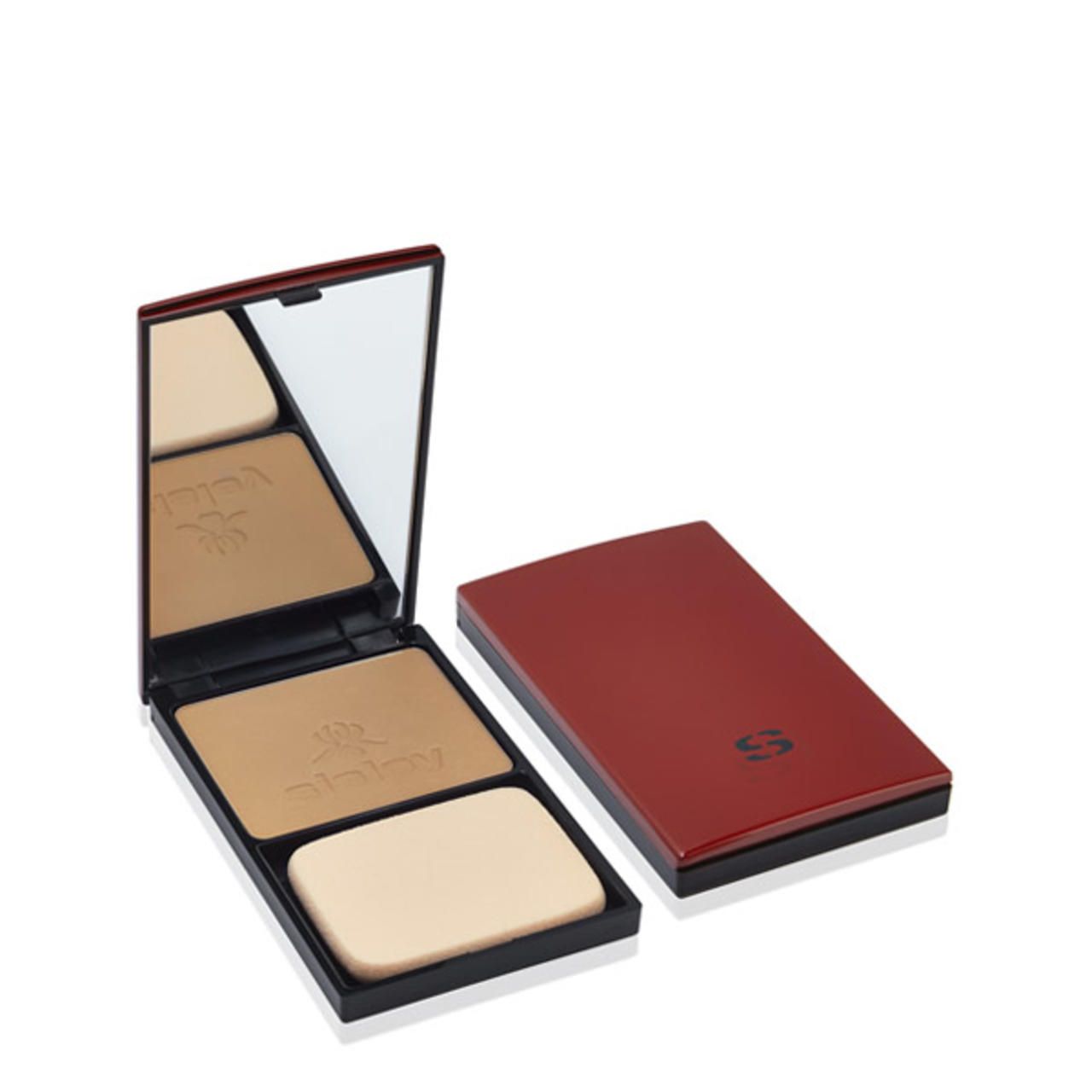 Kompakt-Make-up mit Spiegel und Applikator. Roter Deckel mit Logo. Geöffnet, Puder und Schwamm sichtbar.