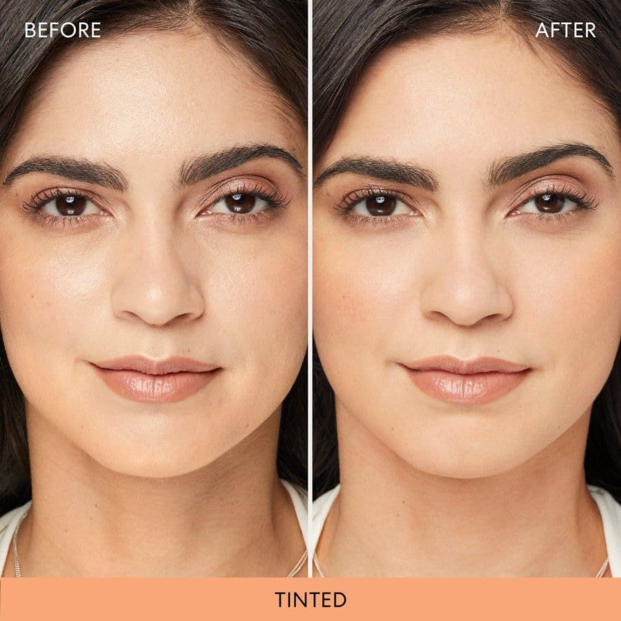 Vorher-Nachher-Vergleich eines Gesichts. Auf der linken Seite steht "BEFORE", rechts "AFTER". Unten steht "TINTED".