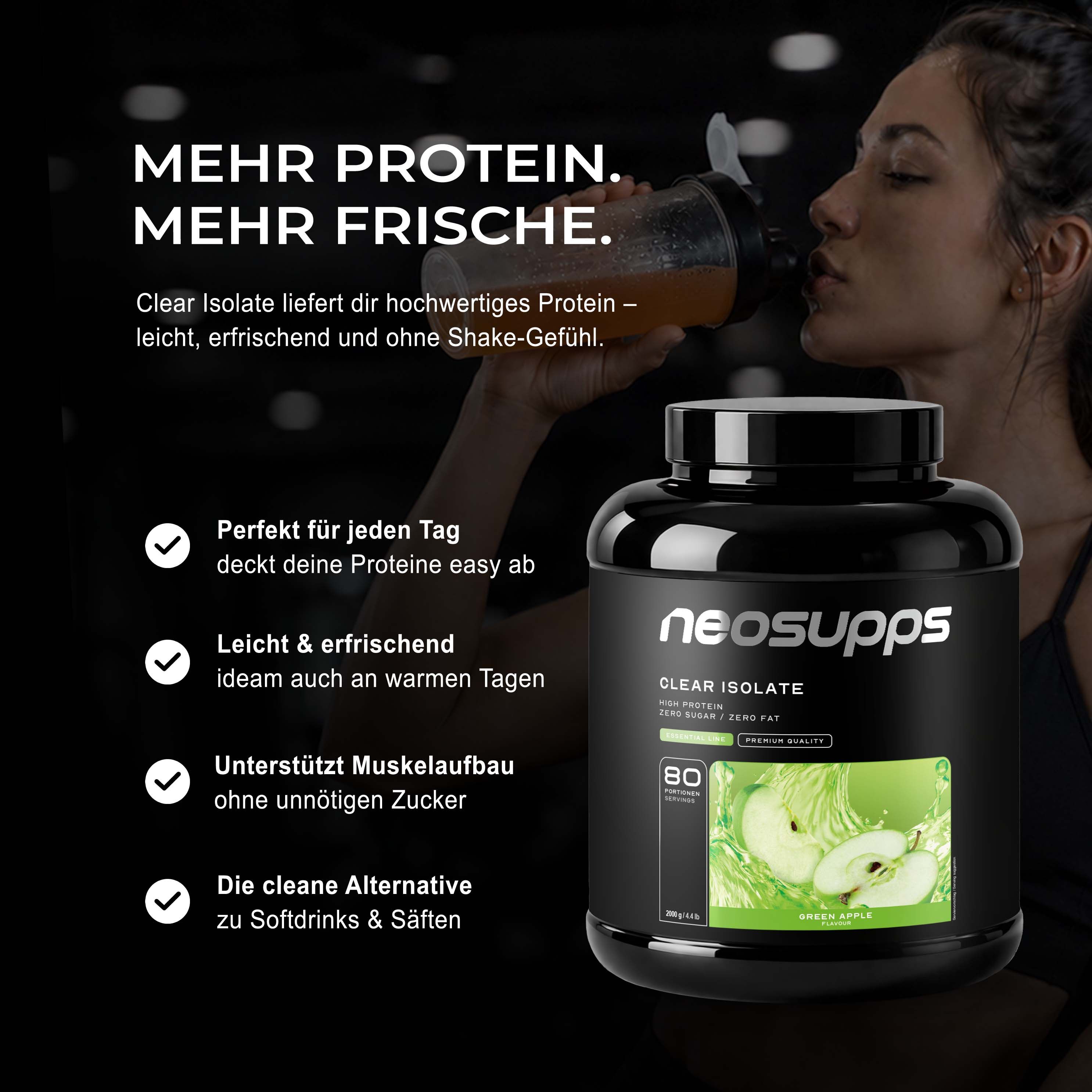 Frau trinkt Neosupps Clear Isolate Protein Shake neben dem Behälter. Leicht und erfrischend.