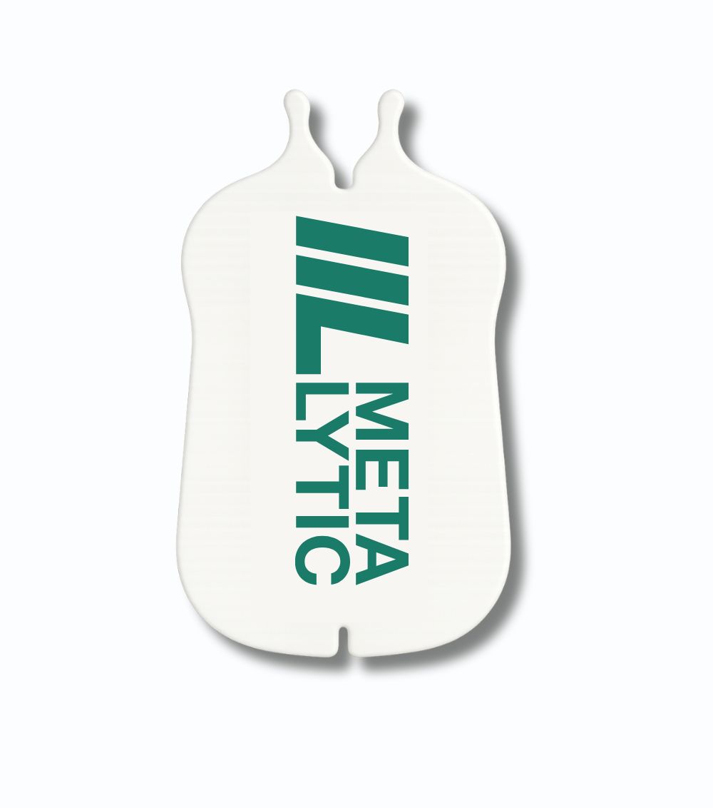 Zeckenkarte MetaLytic, weiß, mit grünem Logo. Tropfenförmig mit zwei Aussparungen. Schriftzug MetaLytic.