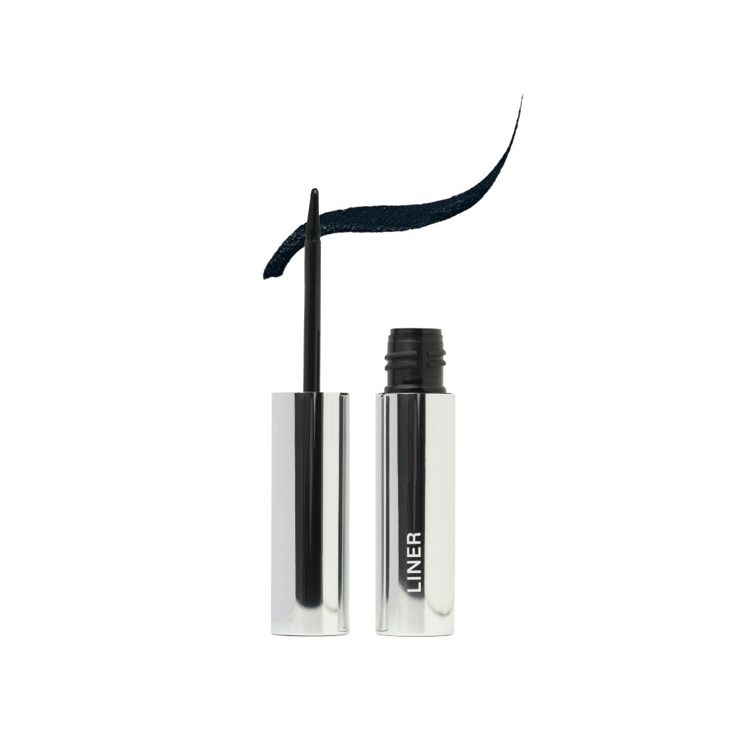 Schwarzer Eyeliner in einer silbernen Hülse mit schwarzem Applikator. Der Applikator ist aus der Hülse gezogen und zeigt einen schwarzen Strich.