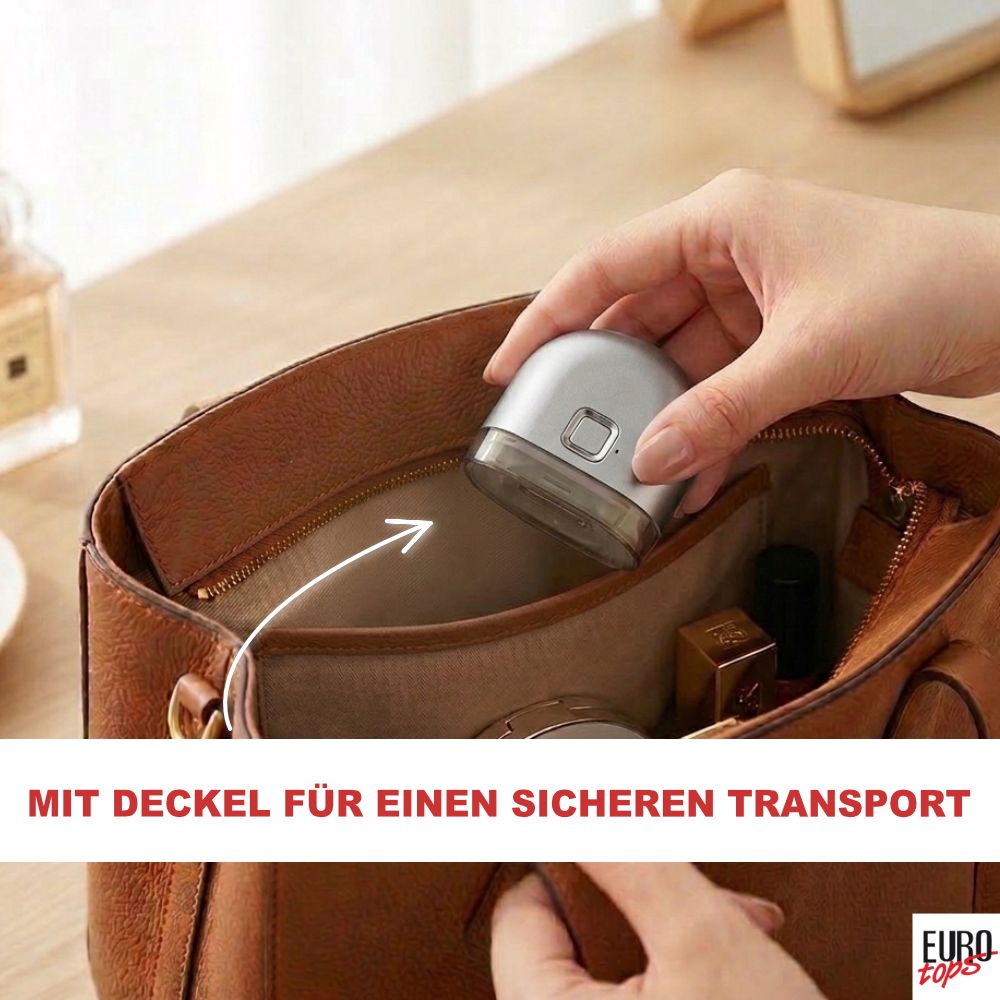 Elektrischer Nagelschneider in Silber wird in eine Handtasche gelegt.