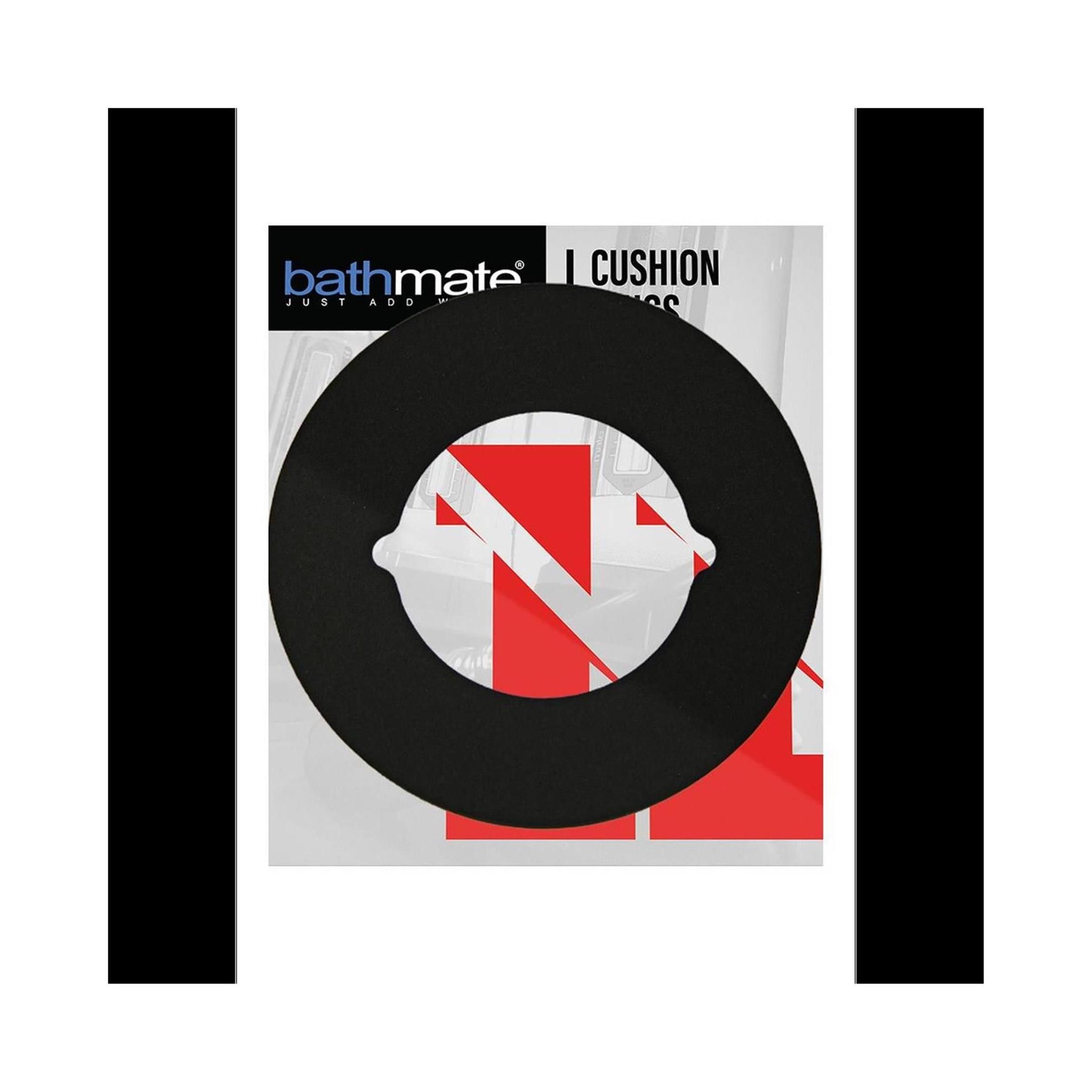 Schwarzes, rundes Kissen mit Aussparungen. Aufschrift "bathmate". Teilweise verdeckt von rotem Hintergrund.