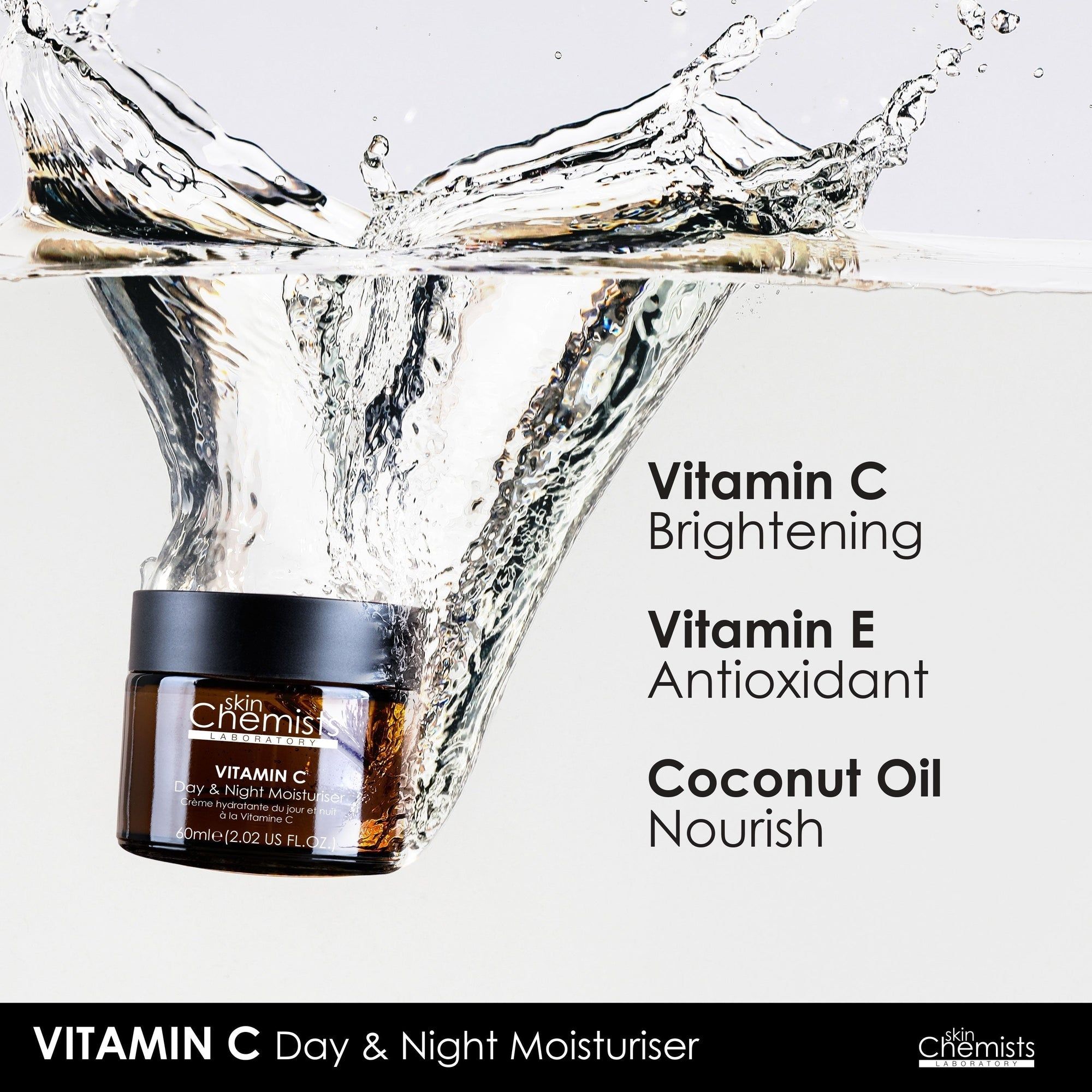 Produkt im Wasser. Braune Glasdose mit schwarzem Deckel. Aufschrift: Vitamin C Day & Night Moisturiser. Zusätzliche Textinformationen.