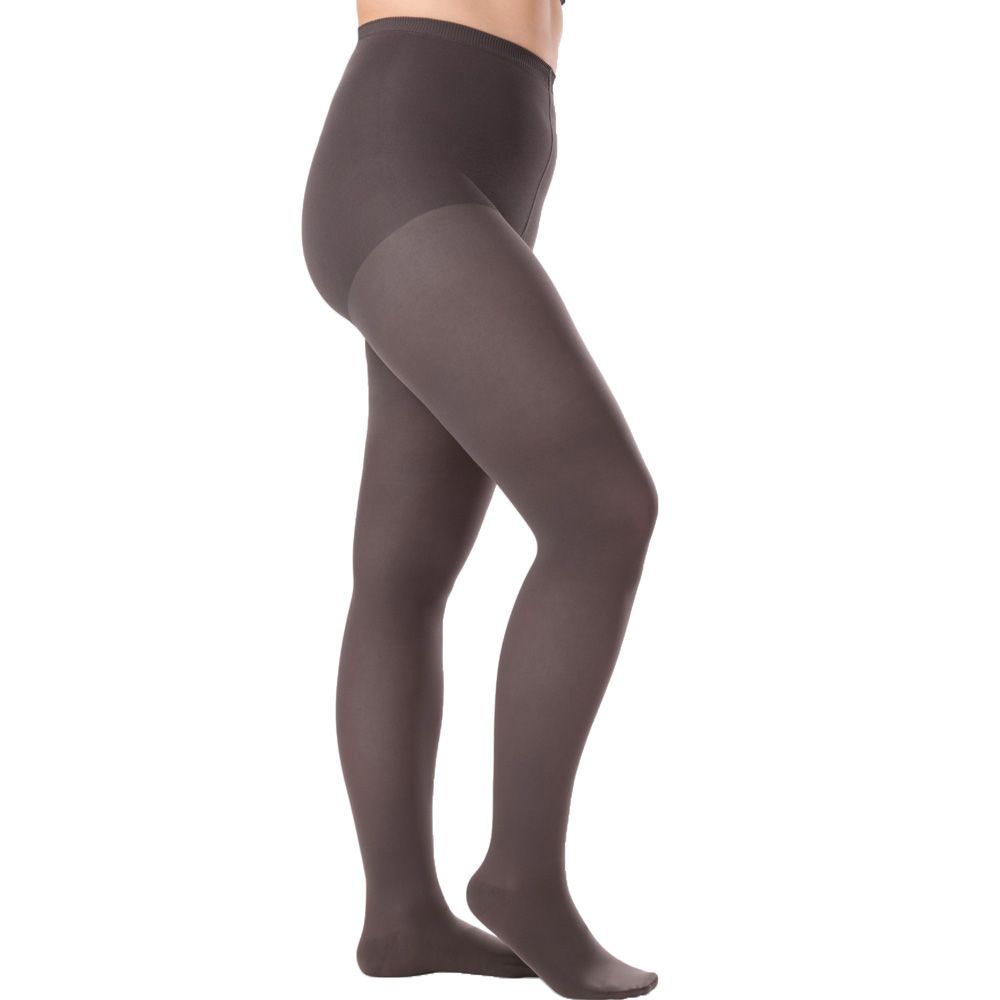 Braune Kompressionsstrumpfhose. Blick von der Seite, die Beine einer Person sind zu sehen.