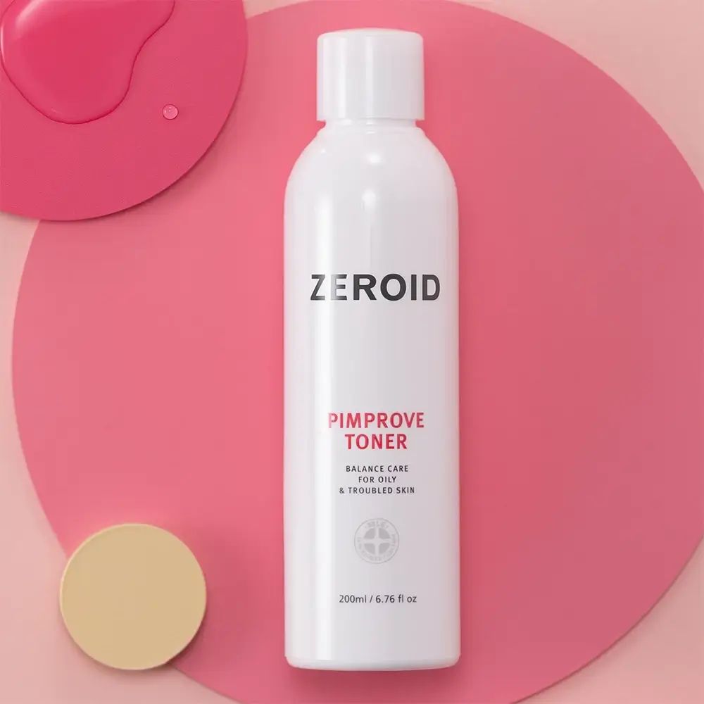 Weiße Flasche ZEROID Pimprove Toner auf rosa und gelbem Hintergrund. Text: Balance Care für ölige und Problemhaut. 200ml/6.76 fl oz.