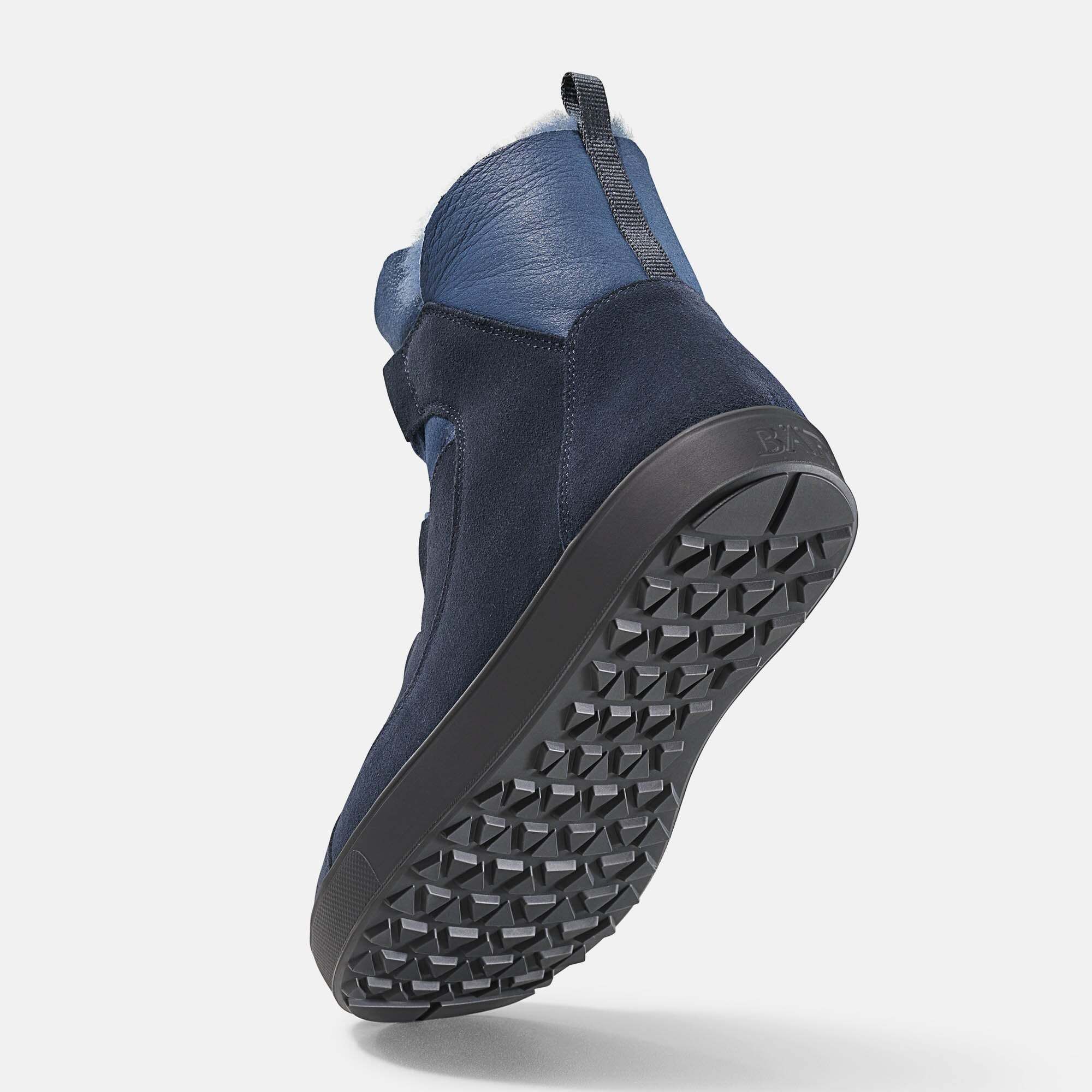 Blaue Stiefelette von hinten. Schwarze Sohle mit Profil. Breiter Schnitt.