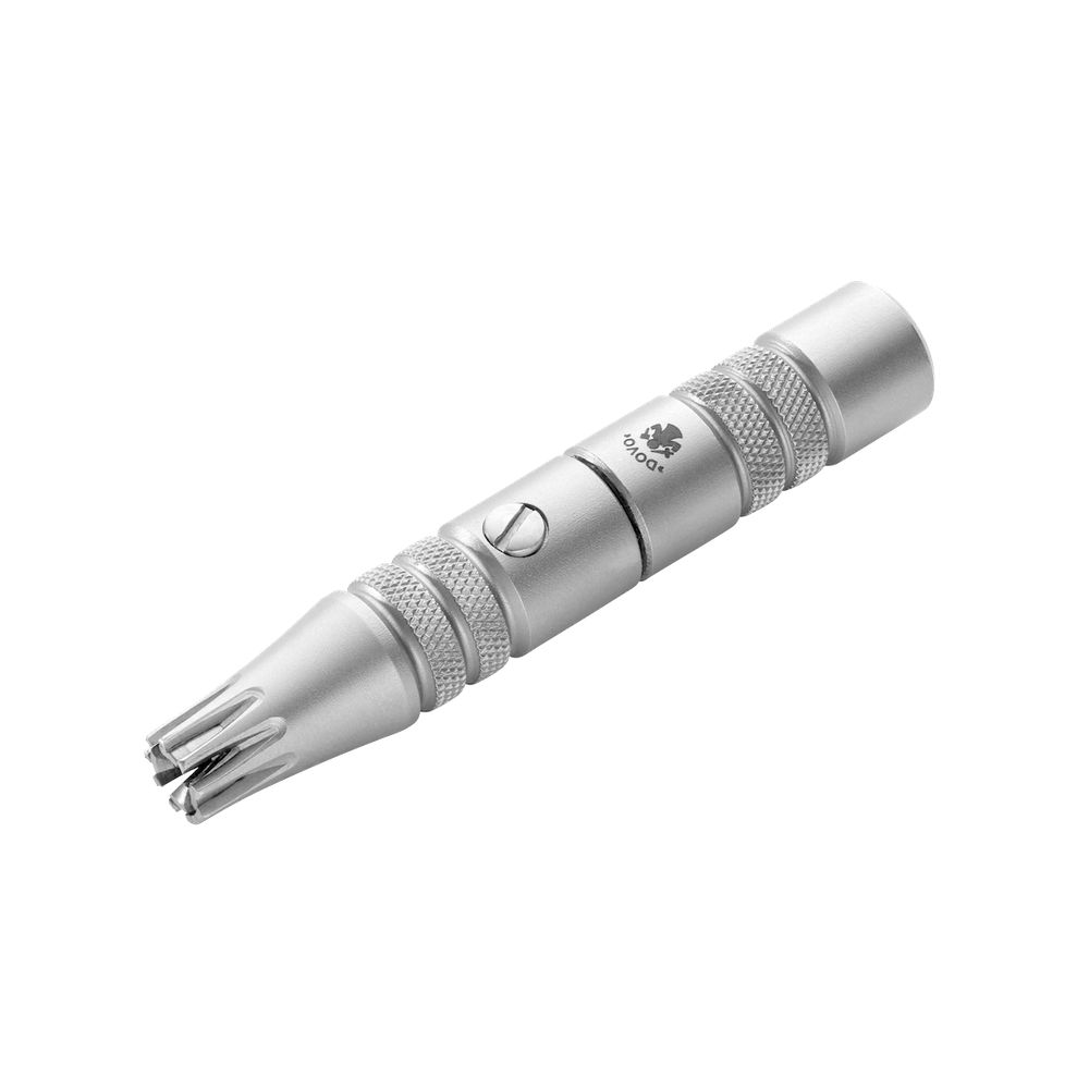 Manueller Nasenhaartrimmer aus Edelstahl. Silberfarben, zylindrisch mit geriffelten Griffbereichen. DOVO-Logo.