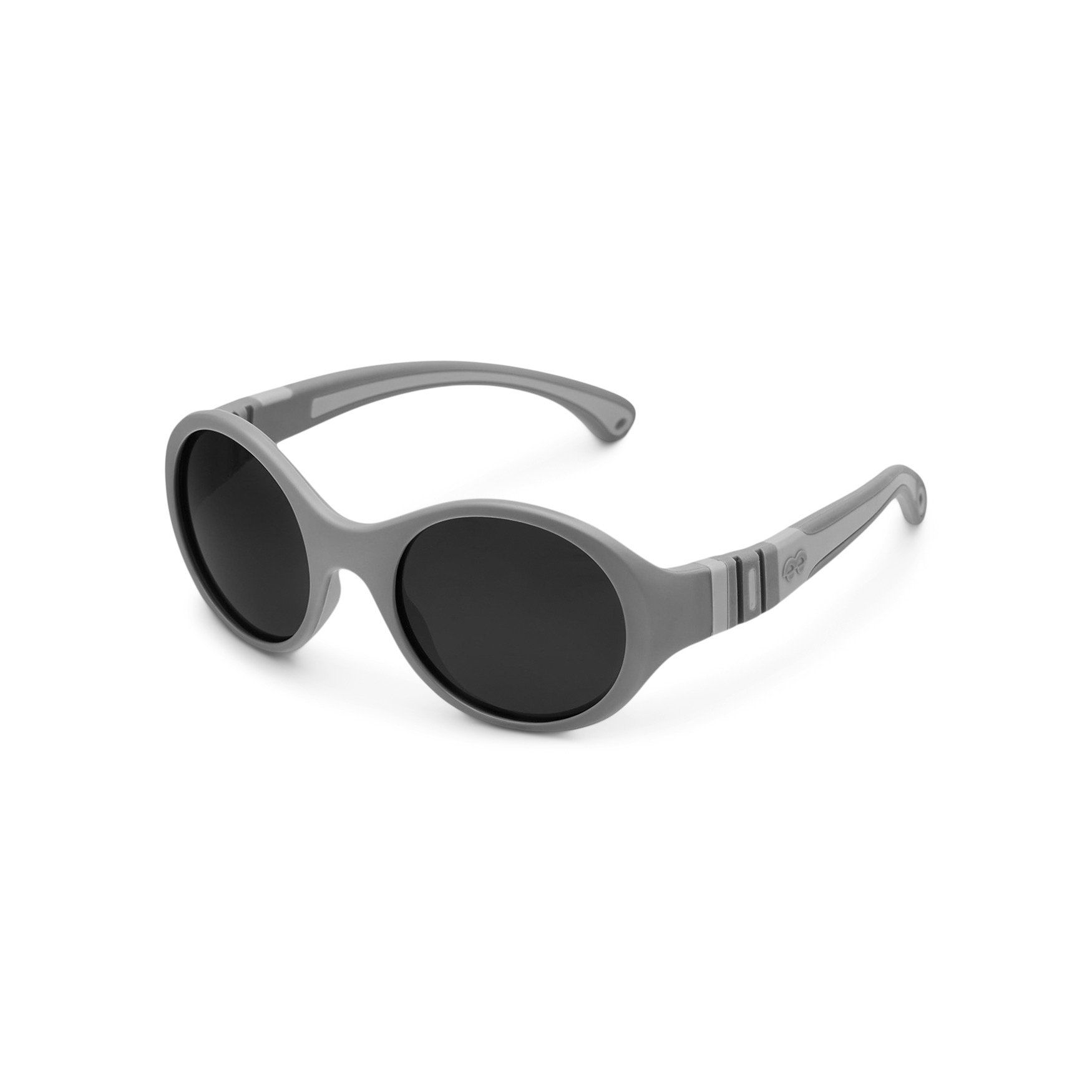 Graue Sonnenbrille mit schwarzen Gläsern. Seitliche Ansicht, grauer Rahmen.
