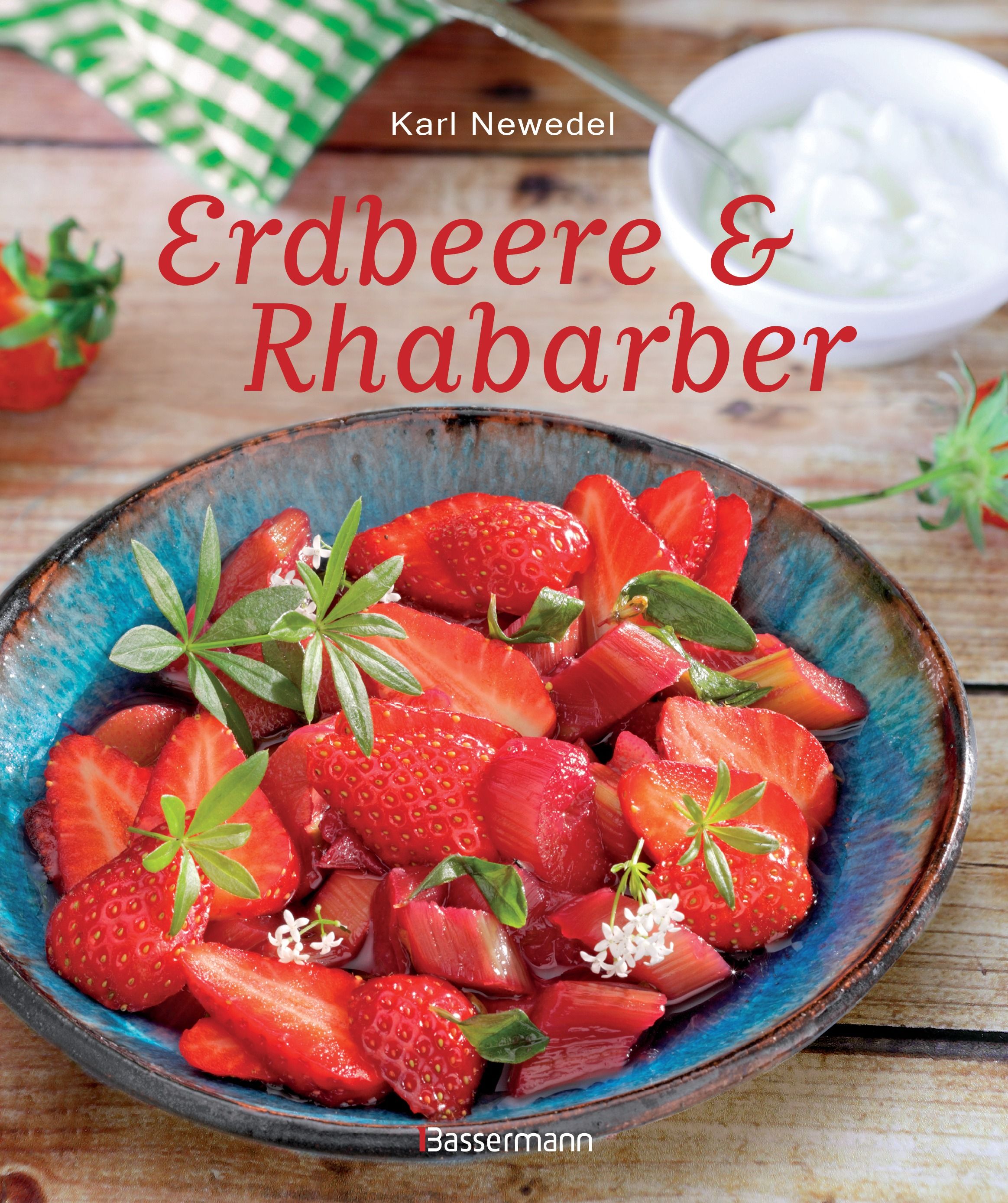 Buchcover mit Titel "Erdbeere & Rhabarber" von Karl Newedel. Auf blauem Teller Erdbeeren und Rhabarber. Im Hintergrund Joghurt.