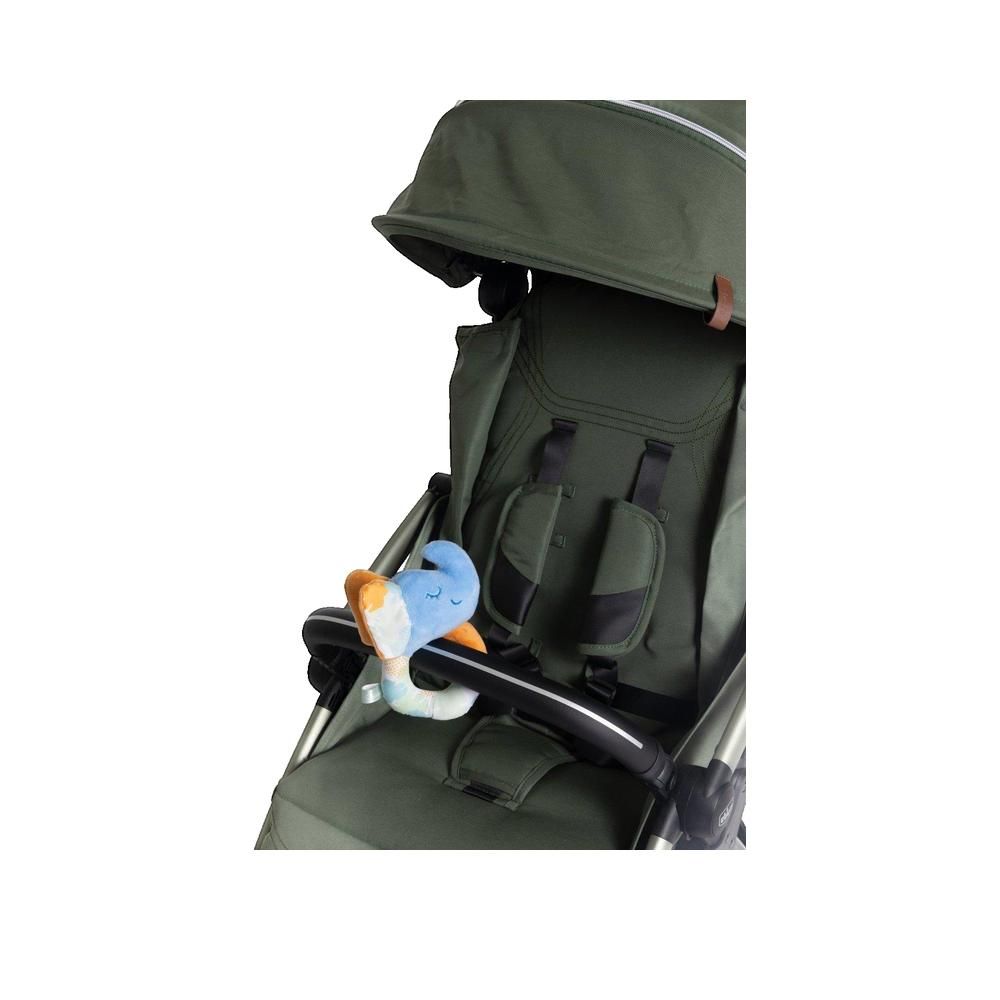 Blau-oranges Elefanten-Rasselspielzeug an einem Kinderwagen befestigt. Stoff, mit Ohren und Griff. Chicco-Label.