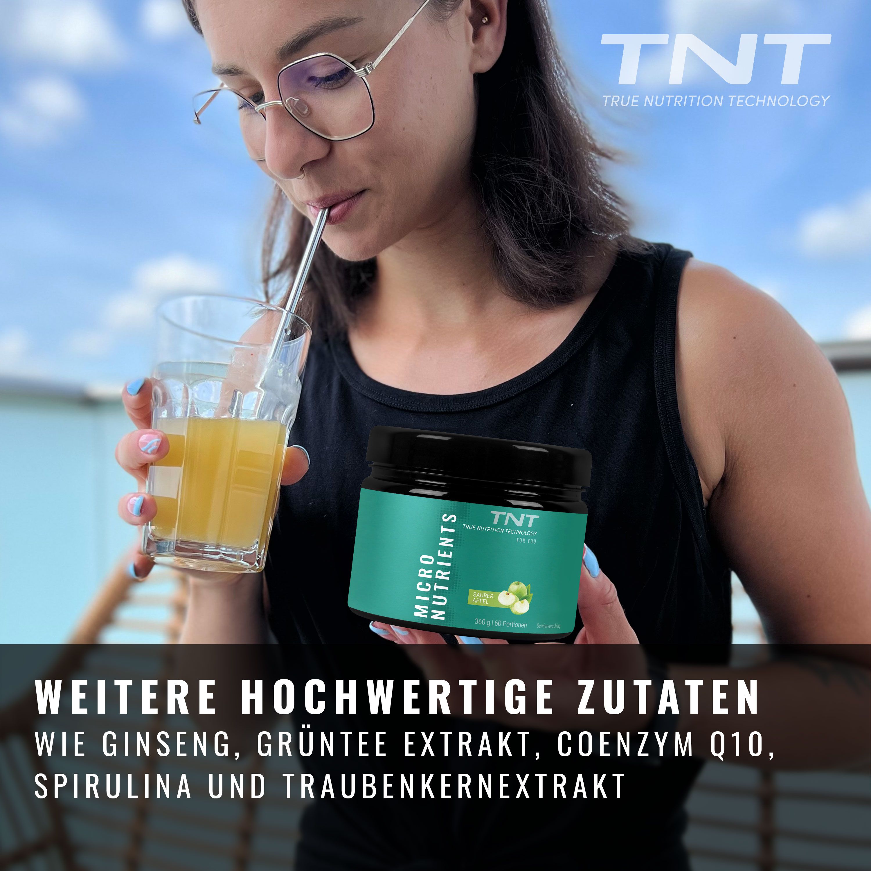 Frau trinkt aus Glas mit Strohhalm. Dose TNT Micro Nutrients. Text: Weitere hochwertige Zutaten. Apfel-Geschmack.