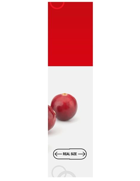 Nahaufnahme von Cranberrys. "REAL SIZE" Beschriftung. Roter Hintergrund.